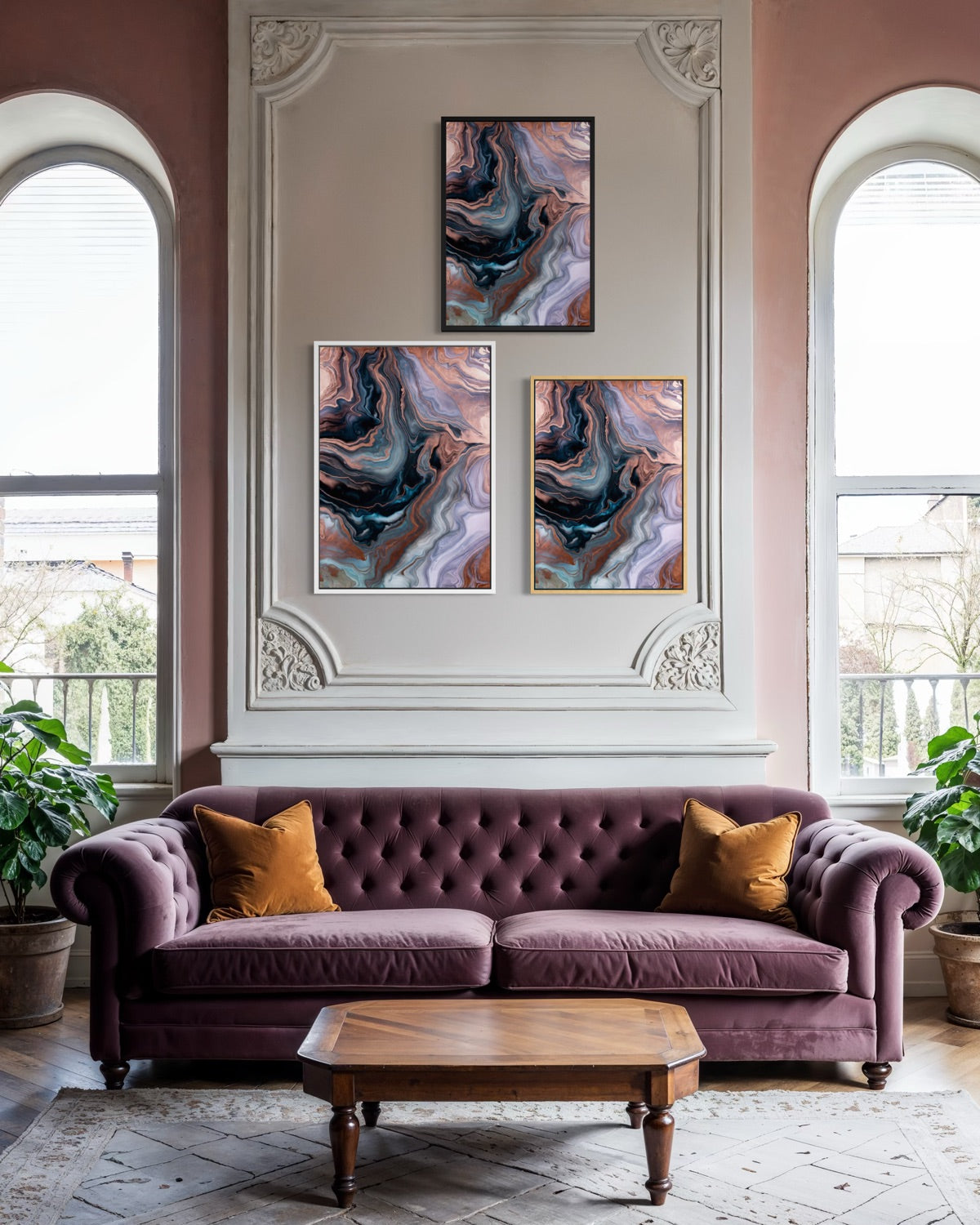 Set di tre stampe artistiche incorniciate con cornici bianche e motivi astratti marezzati