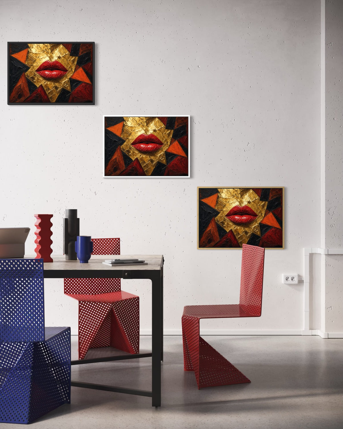Set di tre stampe incorniciate con labbra rosse e dettagli dorati, cornici nere