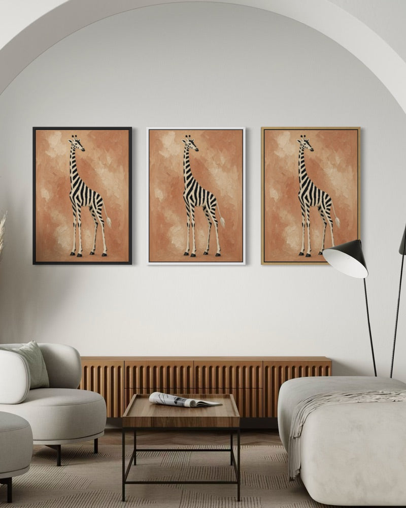 Set di 3 stampe incorniciate con giraffe su sfondo beige, cornici scure