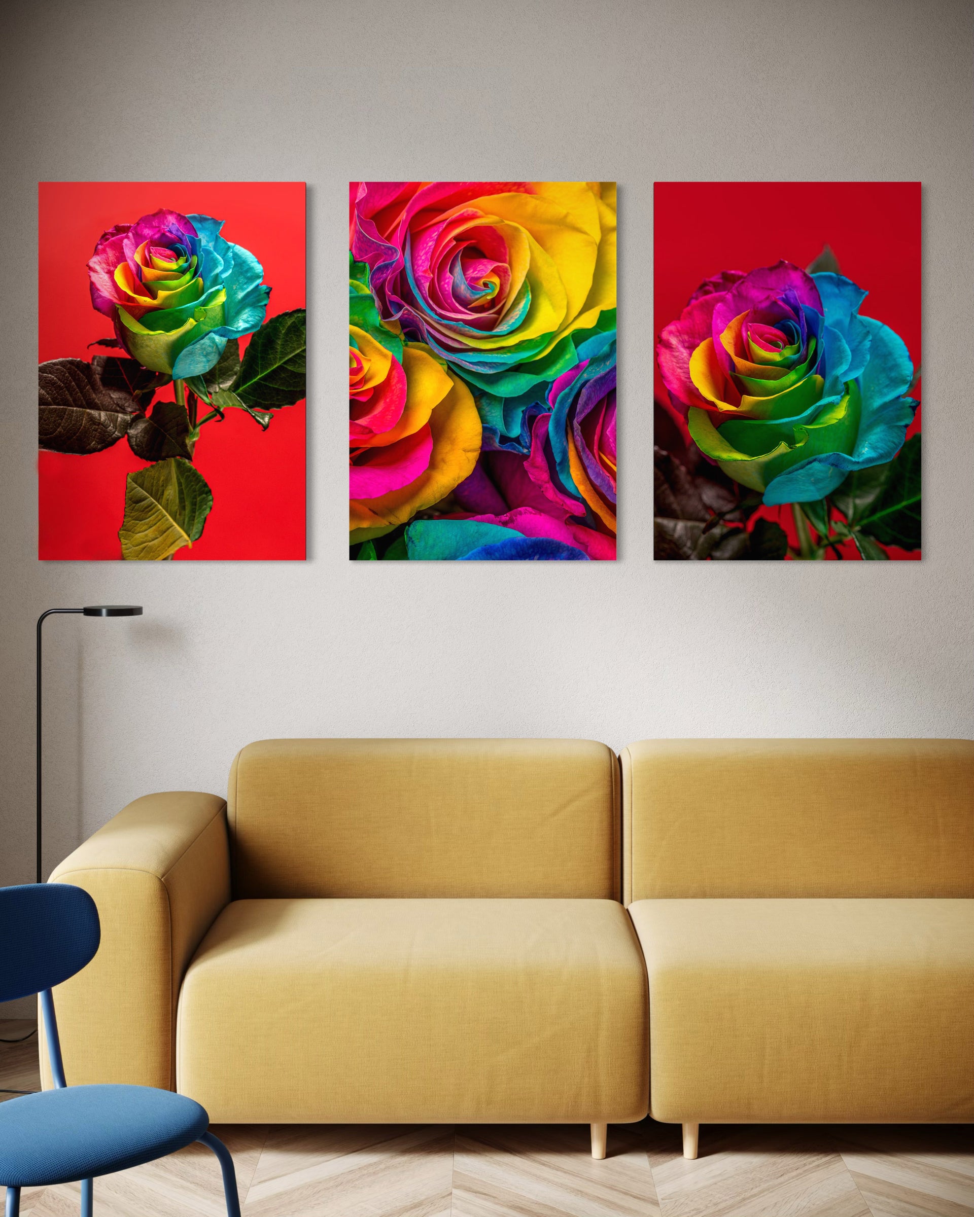 Tre quadri con rose multicolori, sfondo rosso, cornici sottili