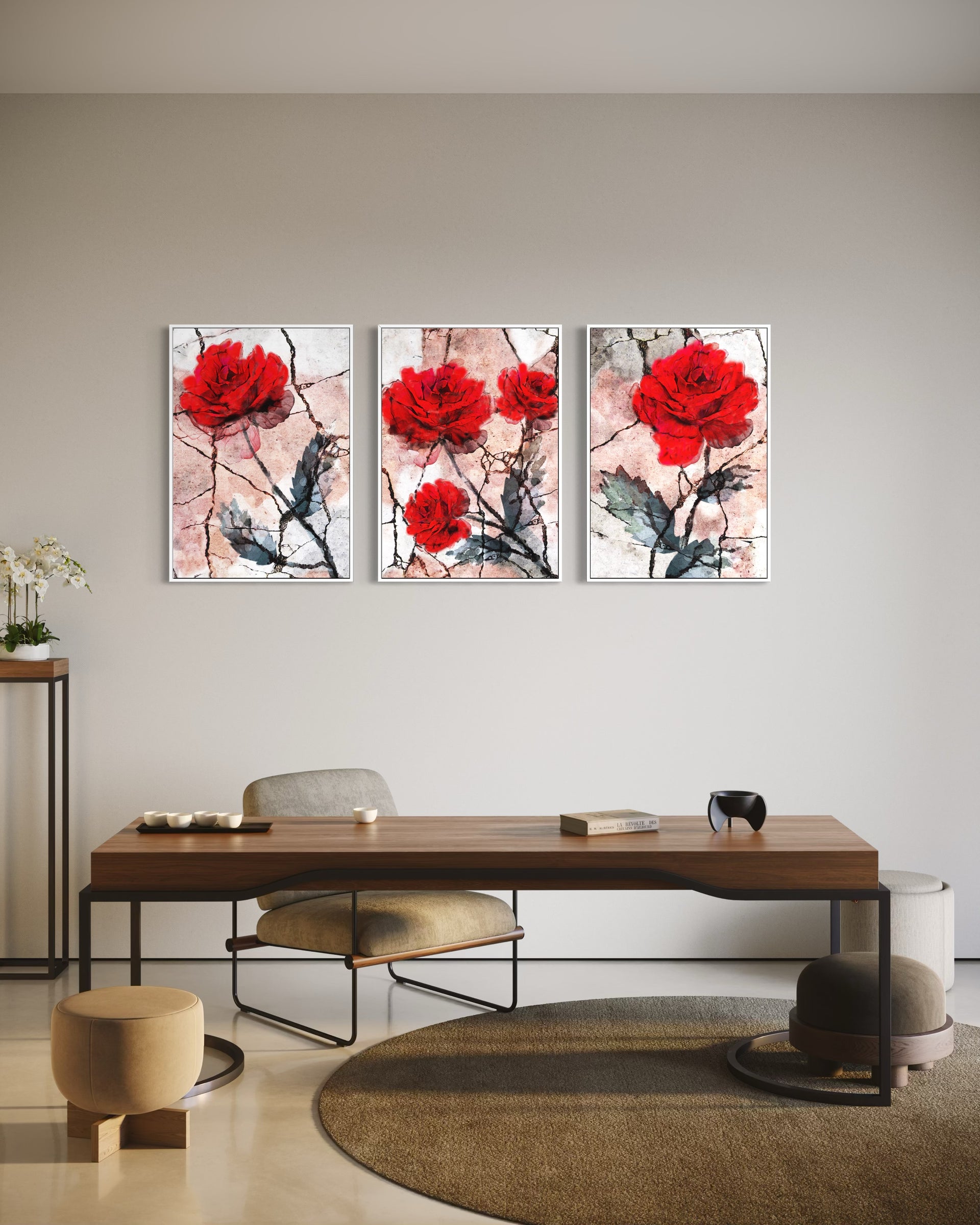 Kit floreale: tre stampe con rose rosse e rami su sfondo chiaro, in cornice chiara