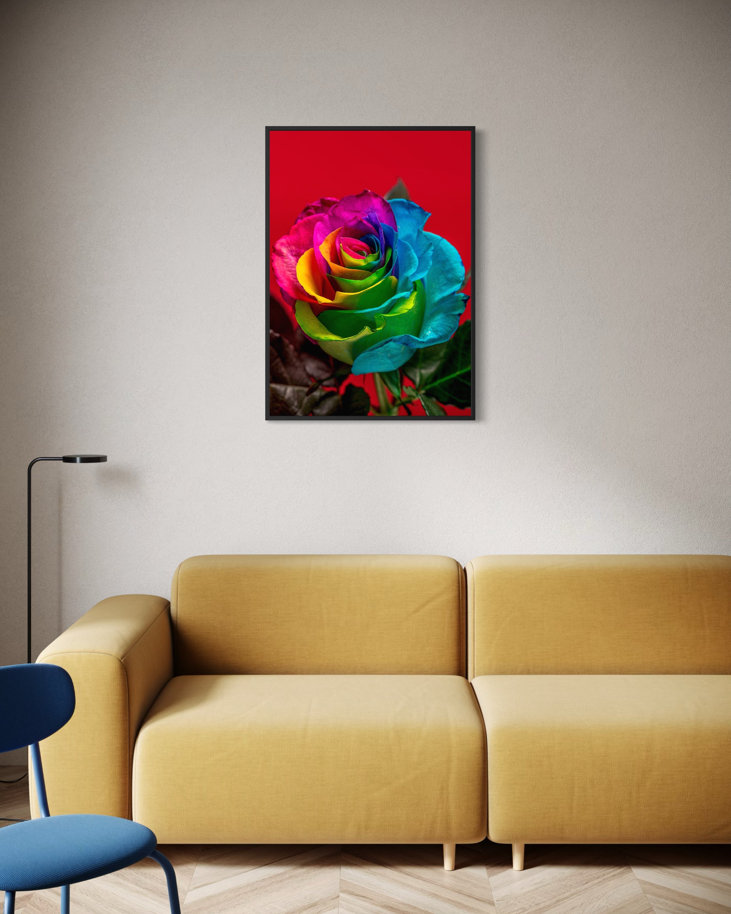 Stampa incorniciata con rosa a colori vivi su sfondo rosso e verde, cornice scura