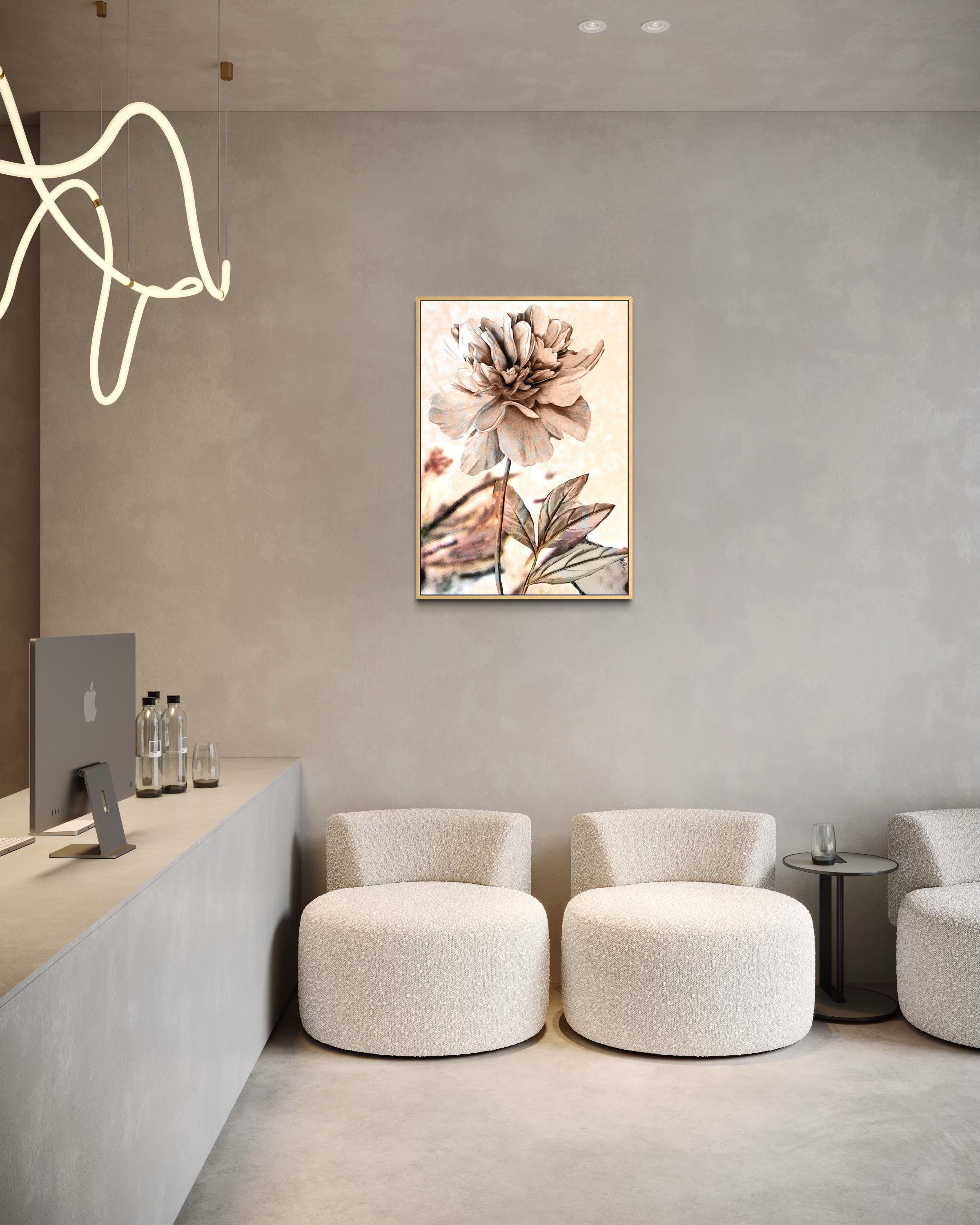 Stampa incorniciata con grande fiore beige e foglie, cornice dorata.