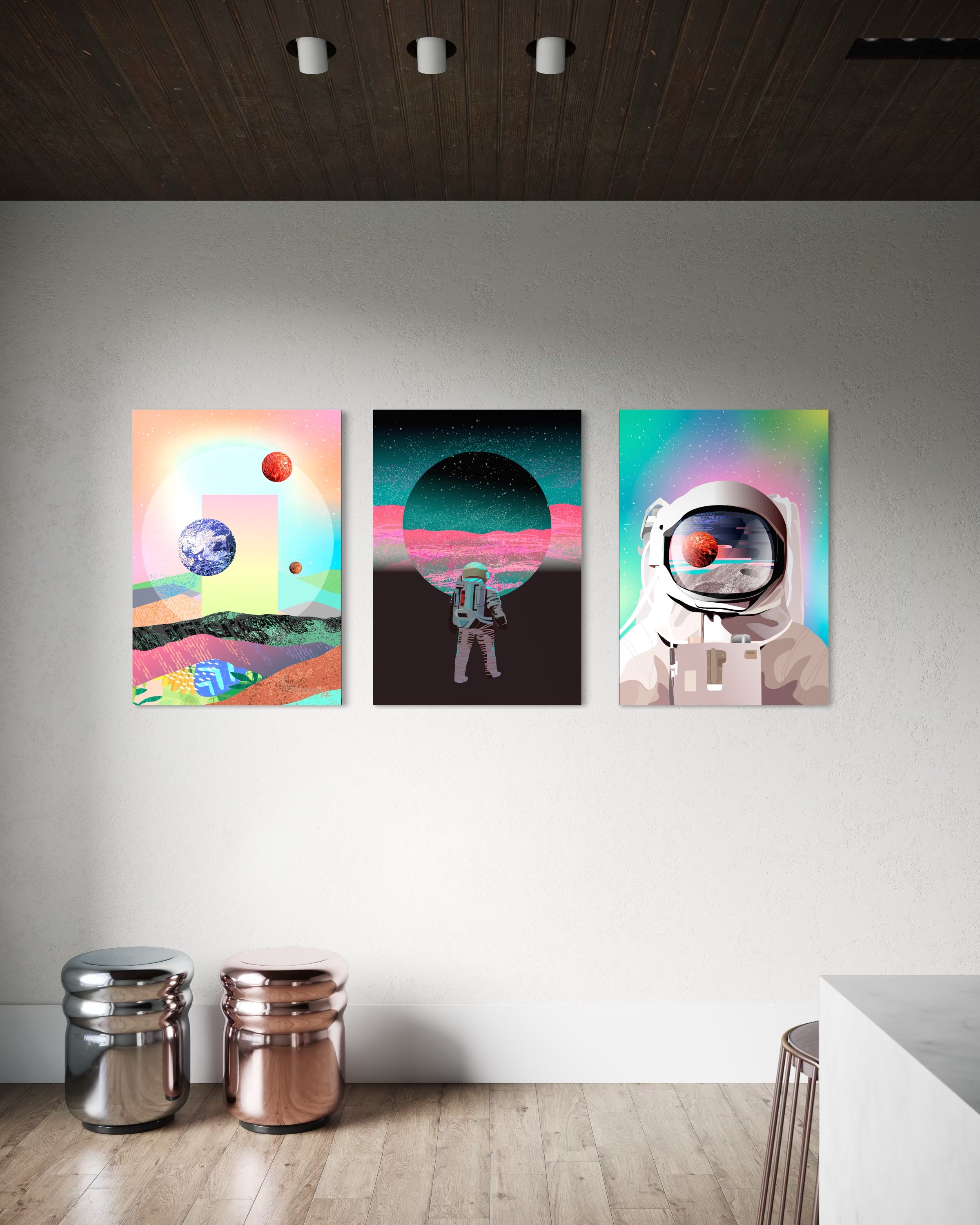 Tris di stampe artistiche verticali con temi spaziali, appese al muro