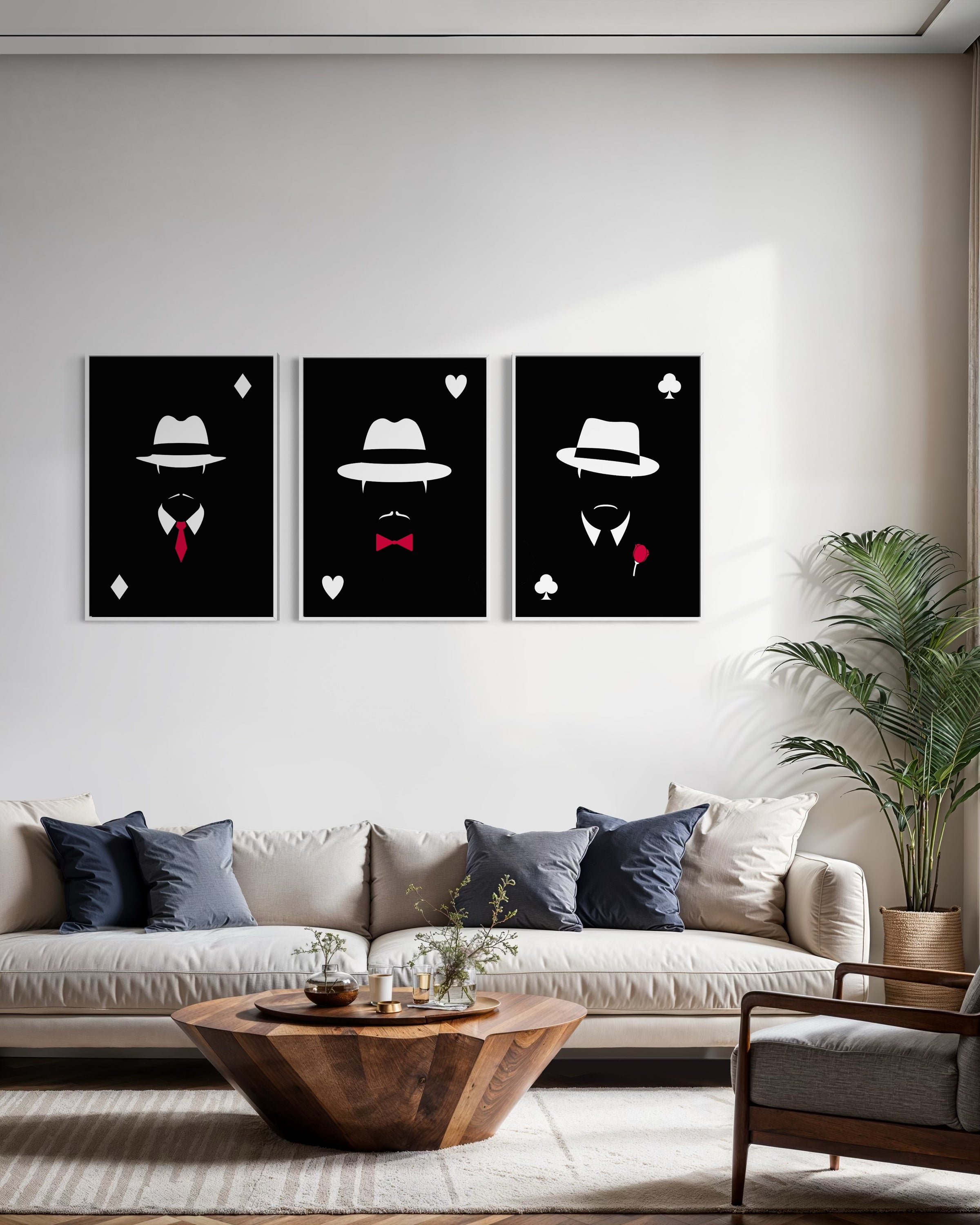 Trio di quadri poker con cappelli e simboli di carte su sfondo nero
