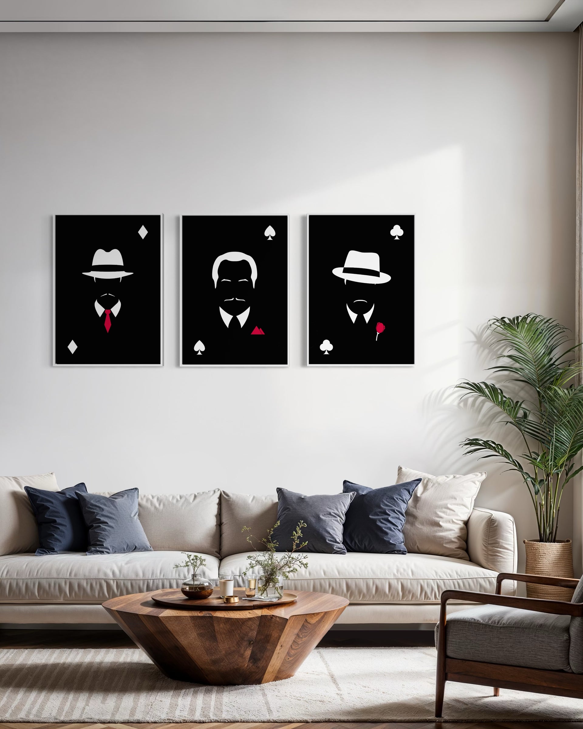 Trio di quadri poker con cappelli e carte, cuori e picche su sfondo nero