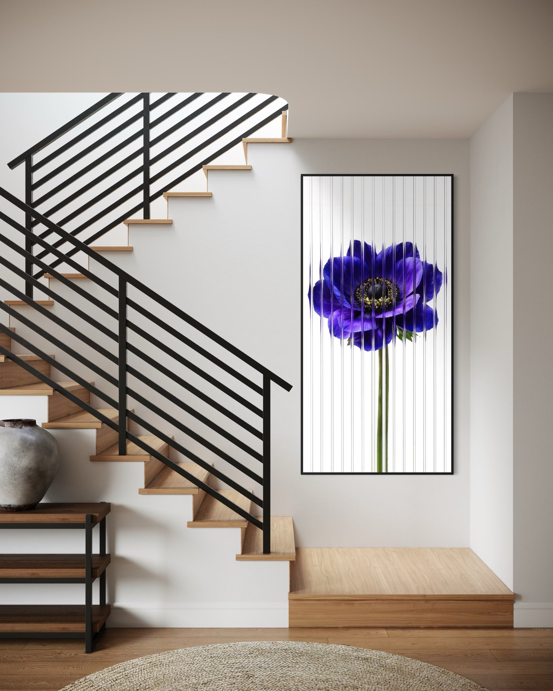 Geometrie di Seta Telainquadro: cornice nera, fiore viola su linee verticali