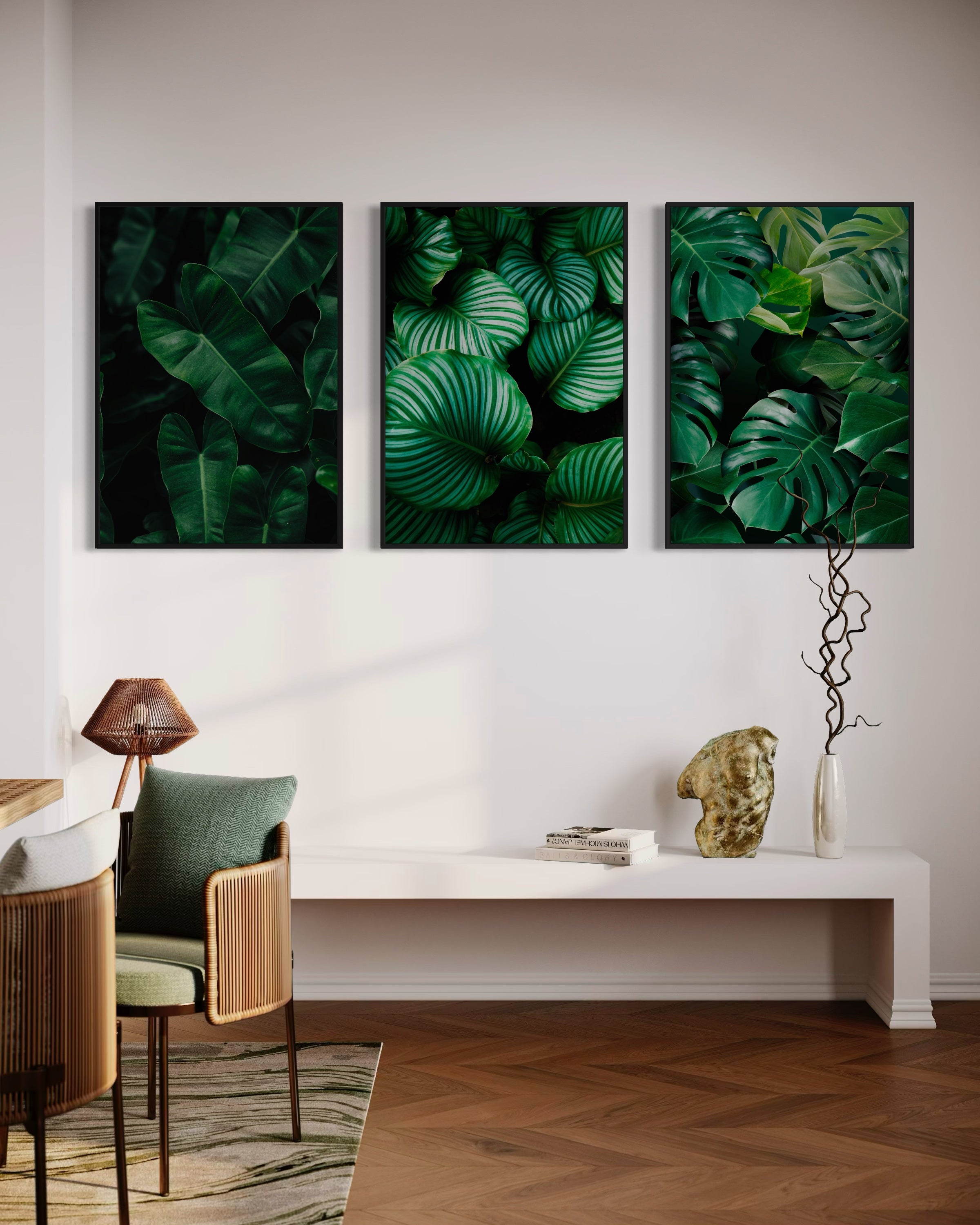 Trittico di stampe con foglie tropicali verdi in cornici scure