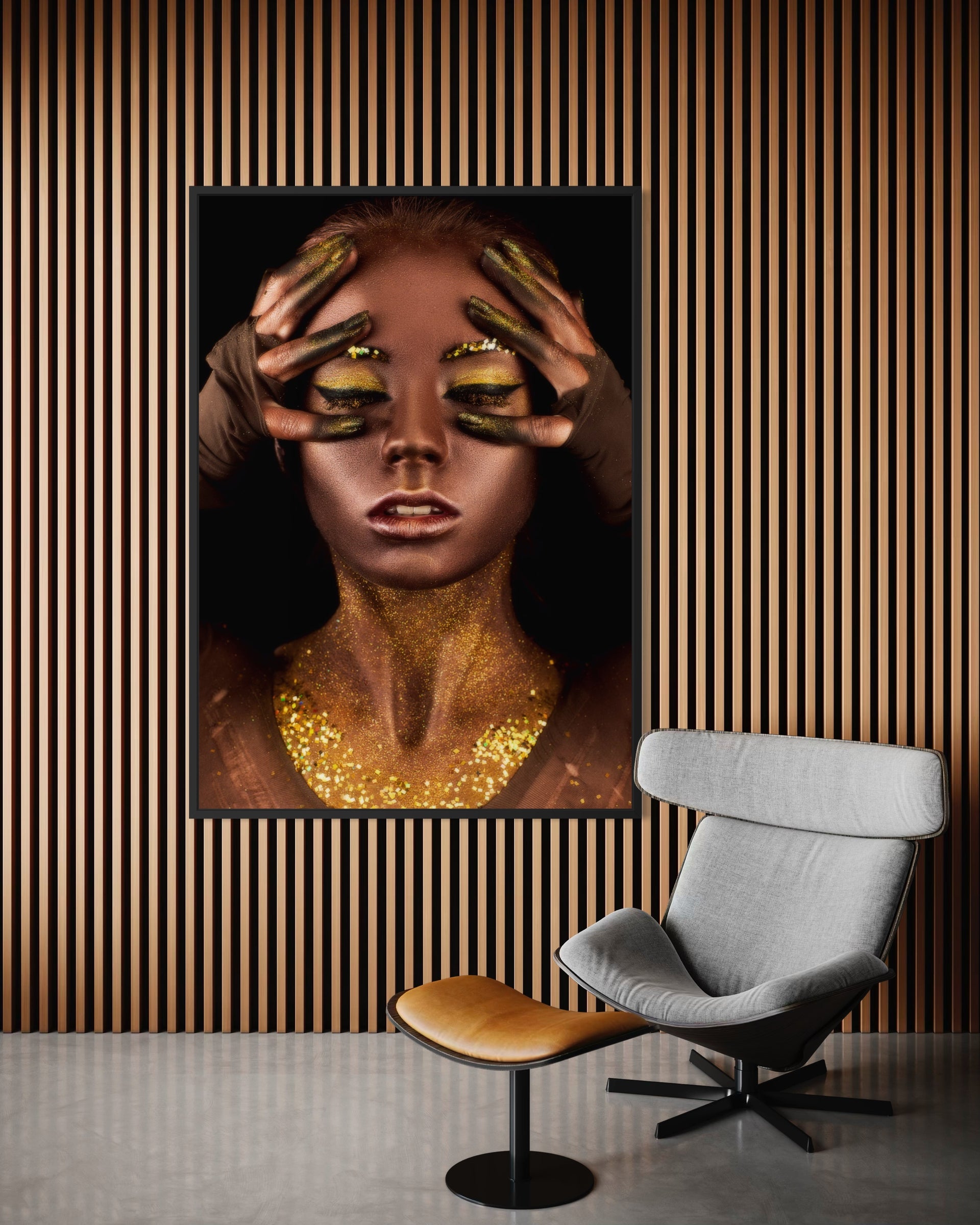 Riflessi d'Ambra e Polvere d'Oro: quadro con cornice nera e ritratto con glitter oro