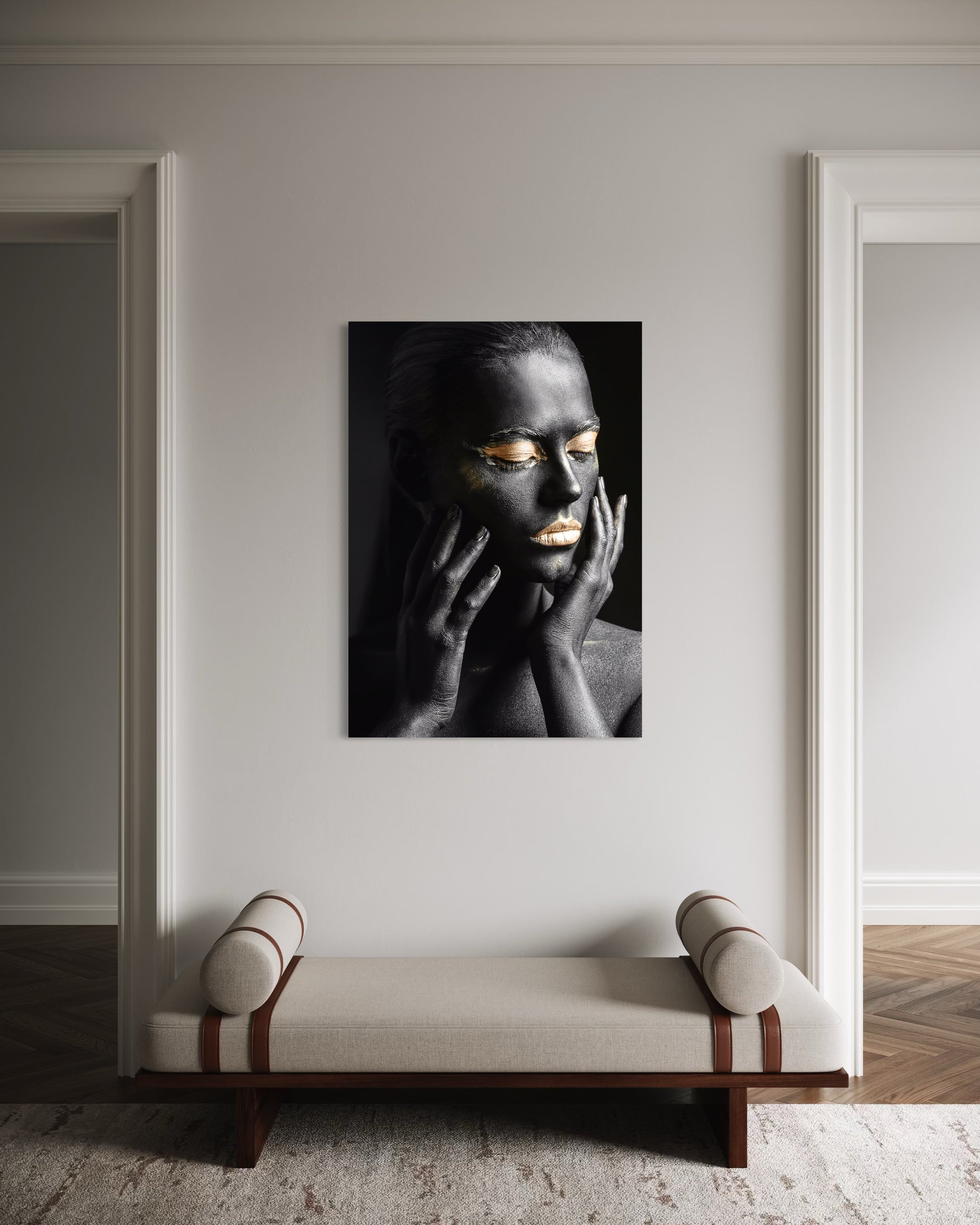 Ritratto notturno dorato: volto scuro con accenti oro e mani sulle guance