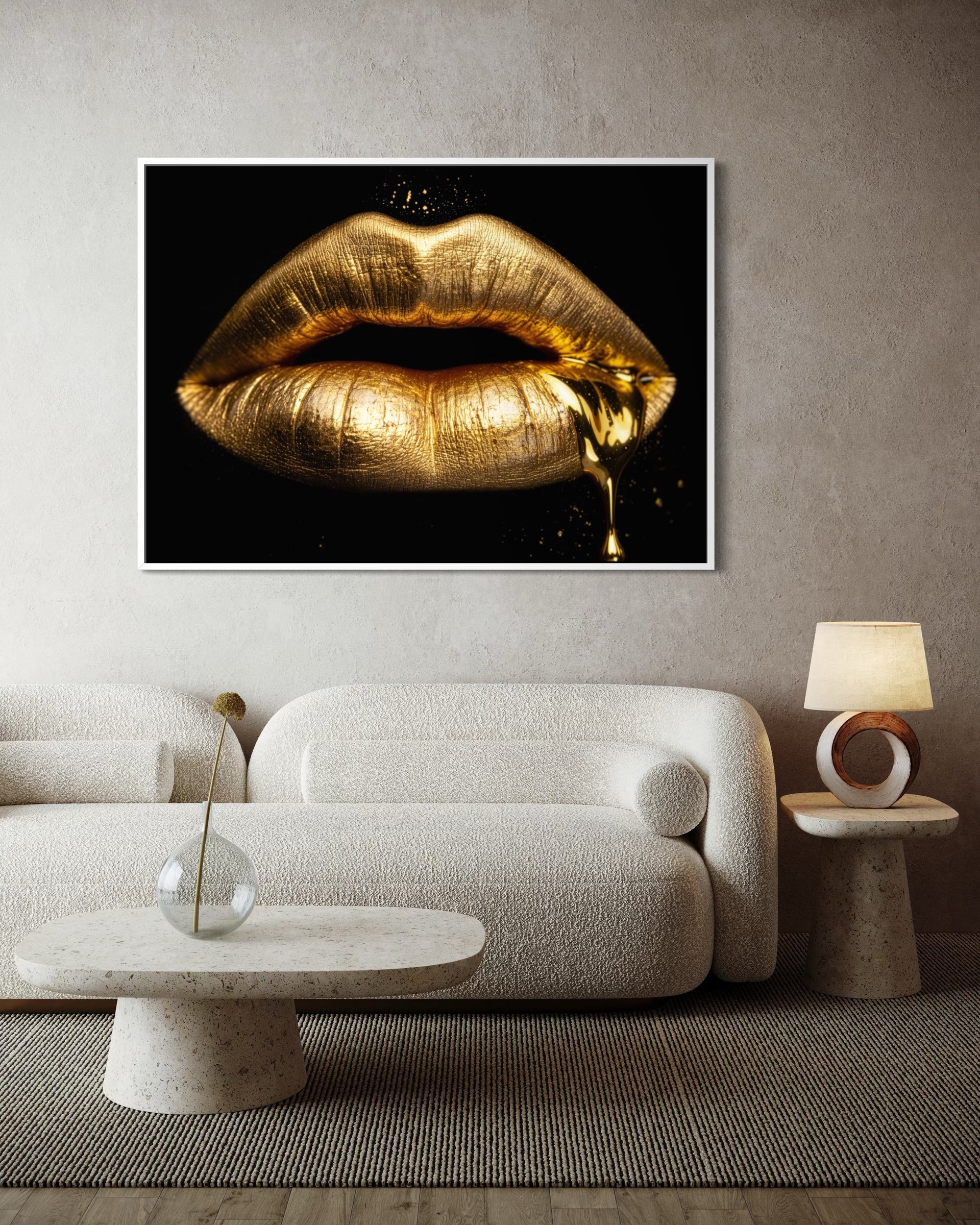 Il Bacio dell’Oro: labbra dorate con goccia su fondo scuro