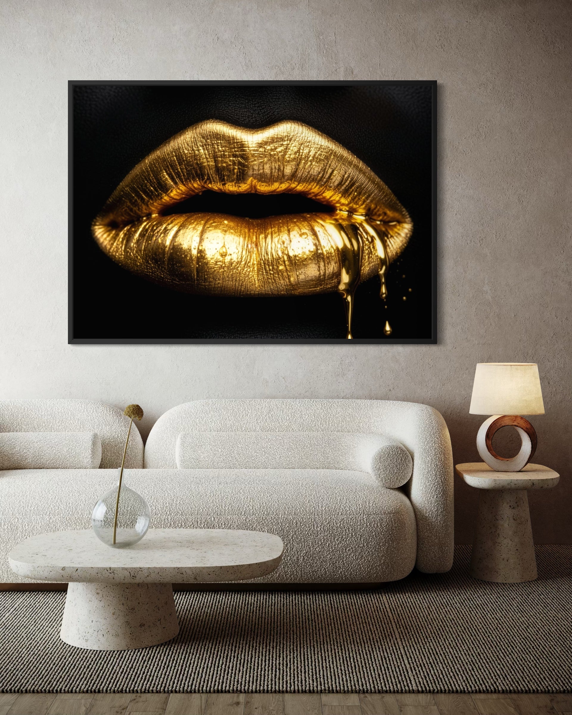 Il Bacio dell’Oro: labbra dorate con gocce e spruzzi accanto su fondo scuro