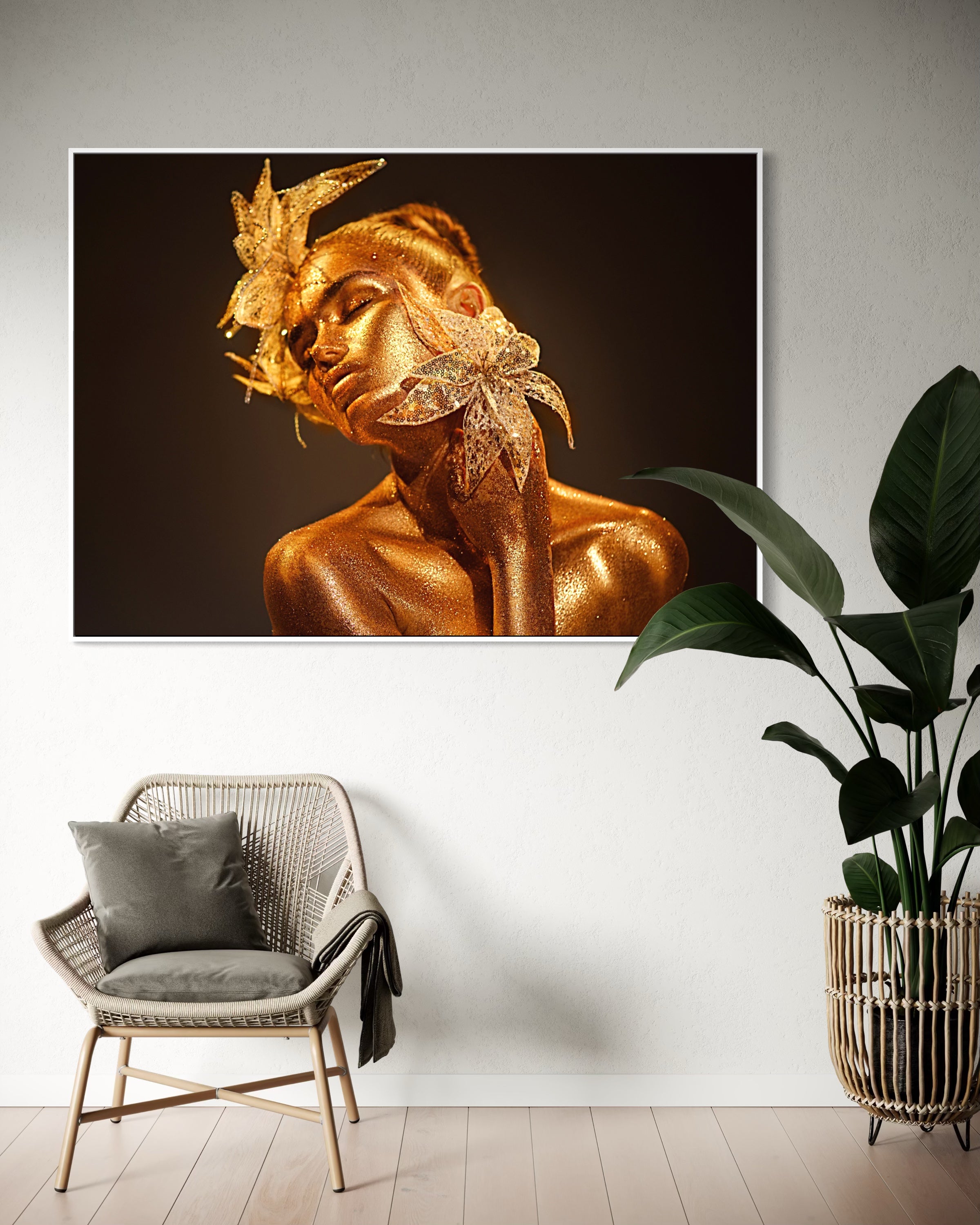 La Musa di luce con busto in oro su sfondo scuro, copricapo floreale