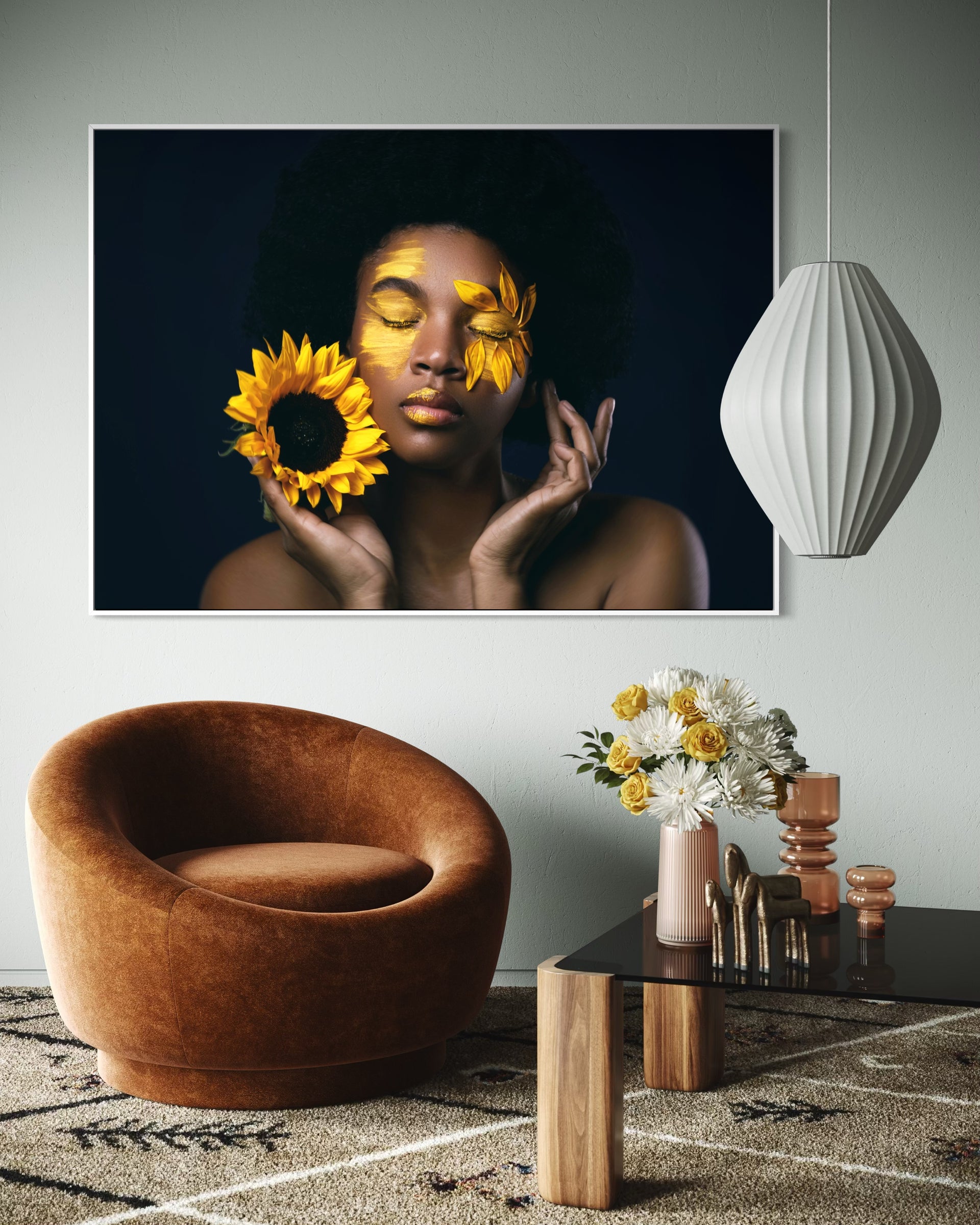 L'Anima del Girasole: donna con girasole e farfalle dorate, stampa incorniciata