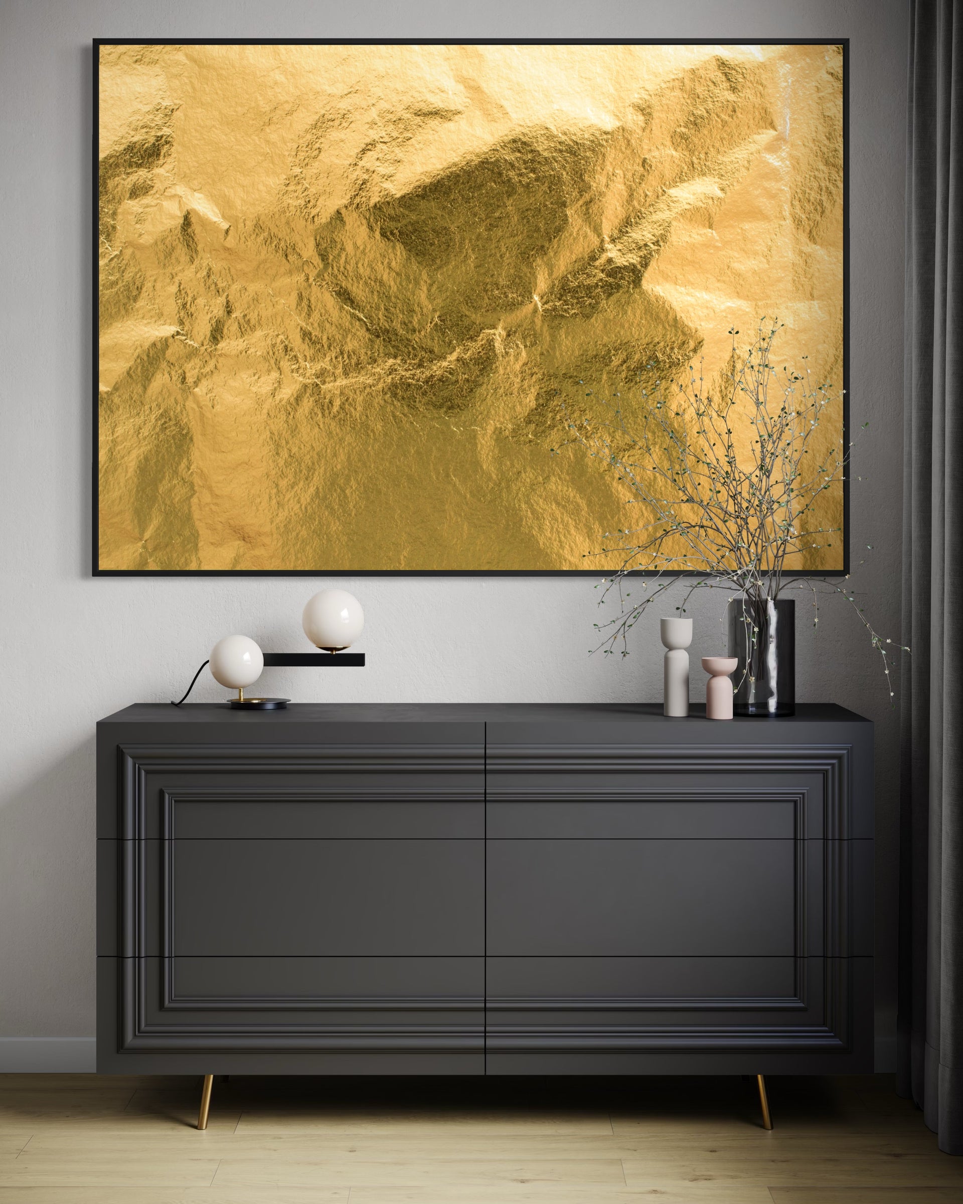 Quadro astratto incorniciato con texture dorate e rami sottili, telaio nero
