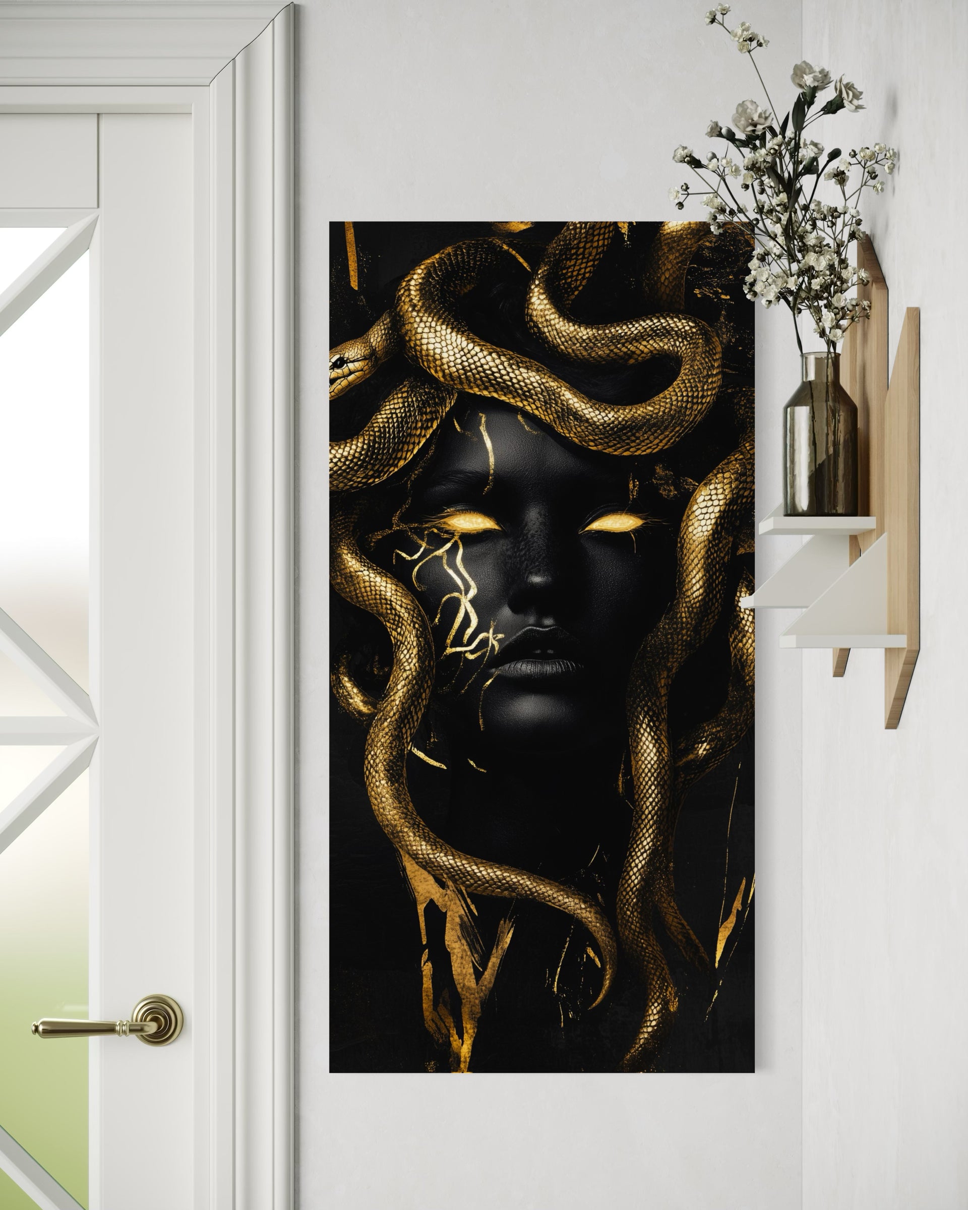 Medusa gold: ritratto verticale con volto scuro e capelli serpeggianti dorati su fondo nero