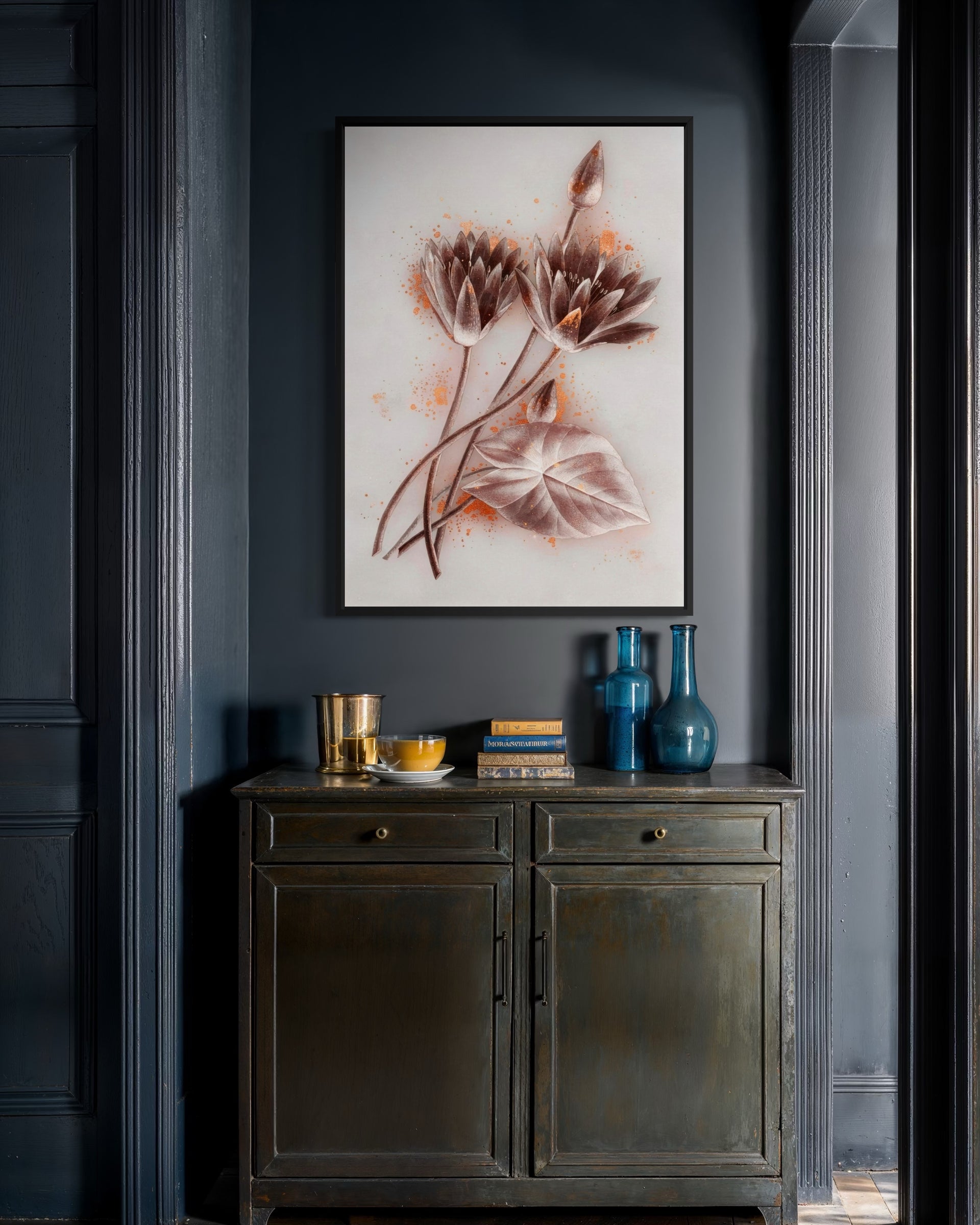 Duo di ninfee dorate: stampa incorniciata con fiori oro e arancio, bordi scuri