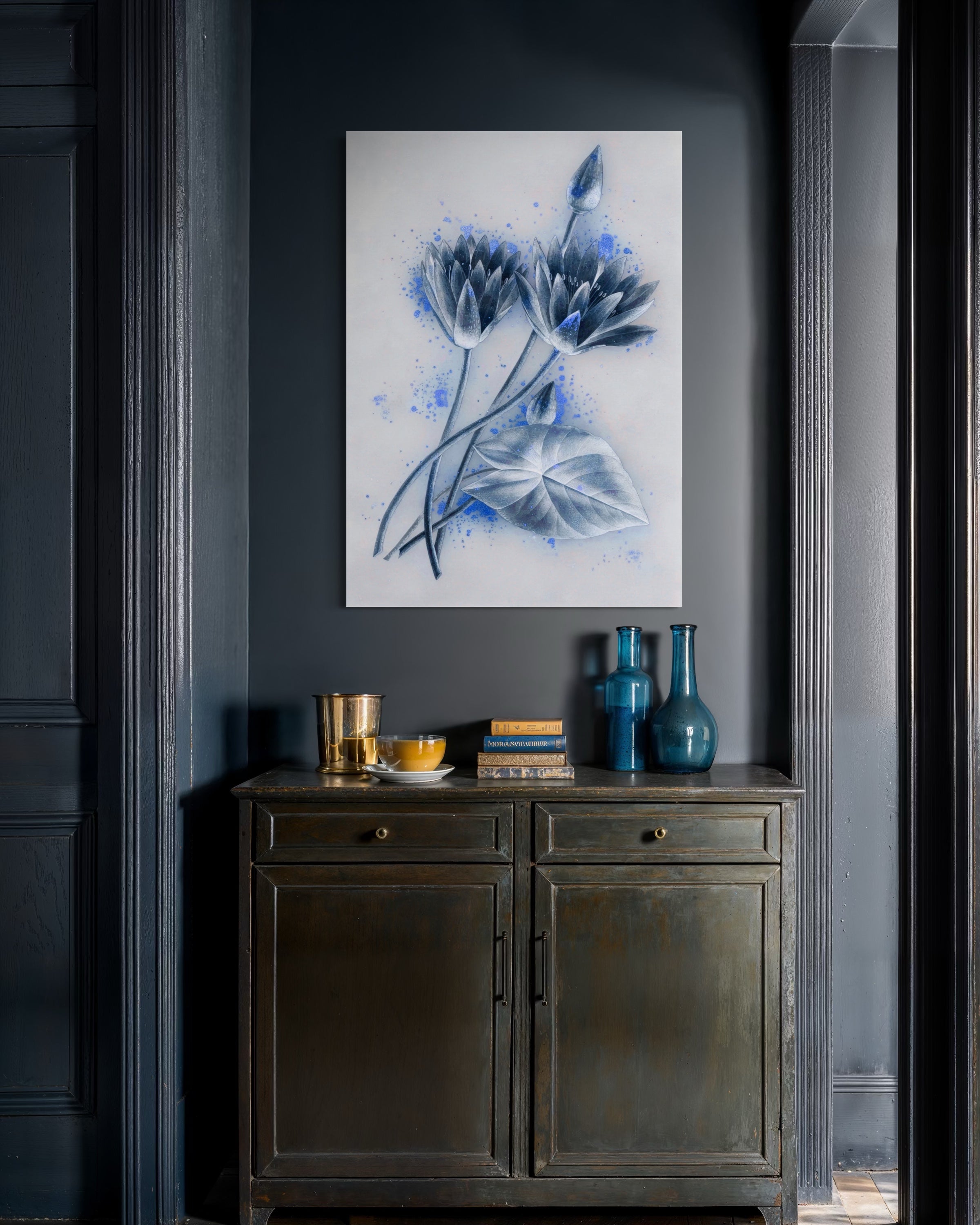 Duo di ninfee dorate: stampa incorniciata con fiori azzurri e blu, telaio scuro