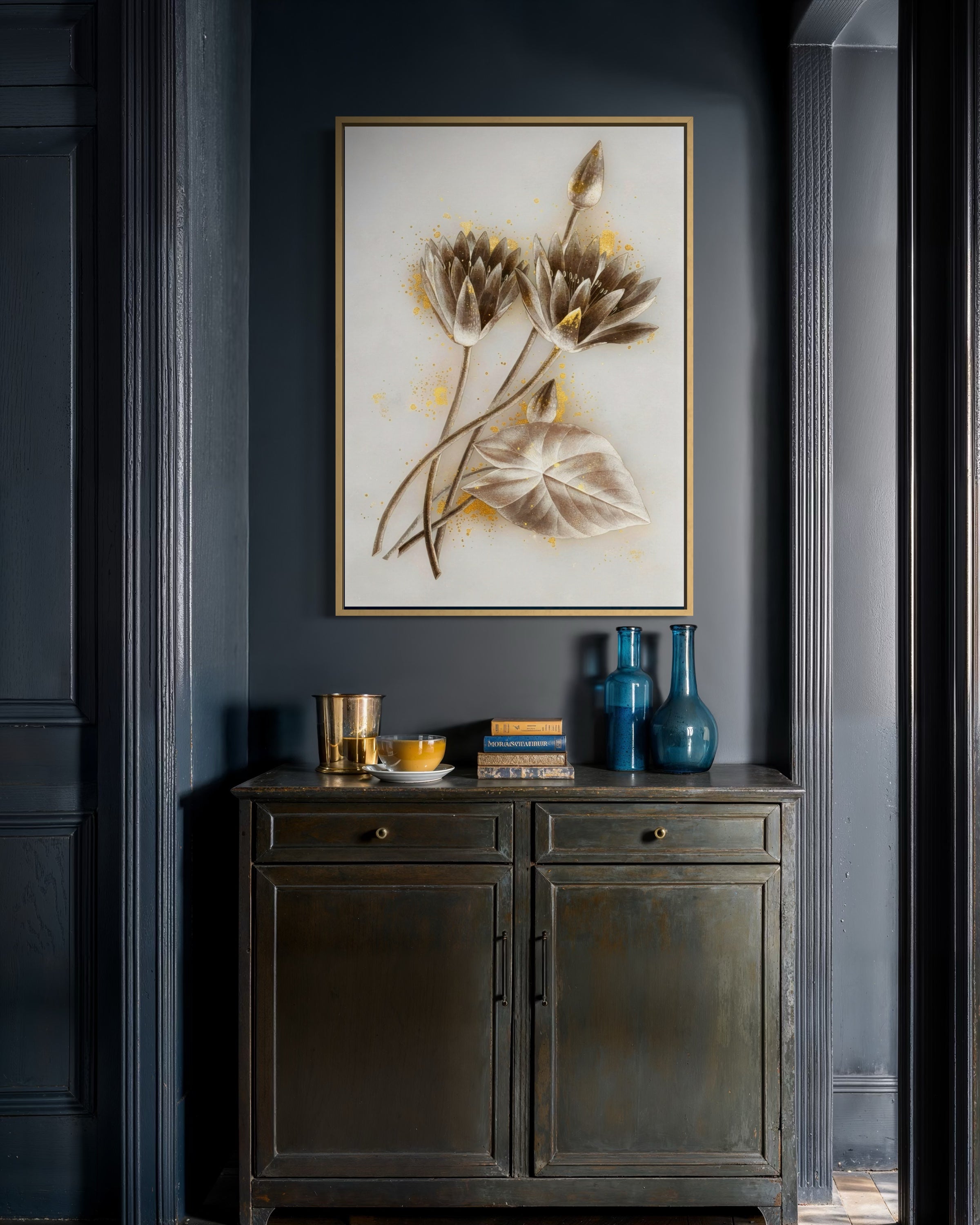 Duo di ninfee dorate: stampa incorniciata con fiori oro e arancio, telaio nero