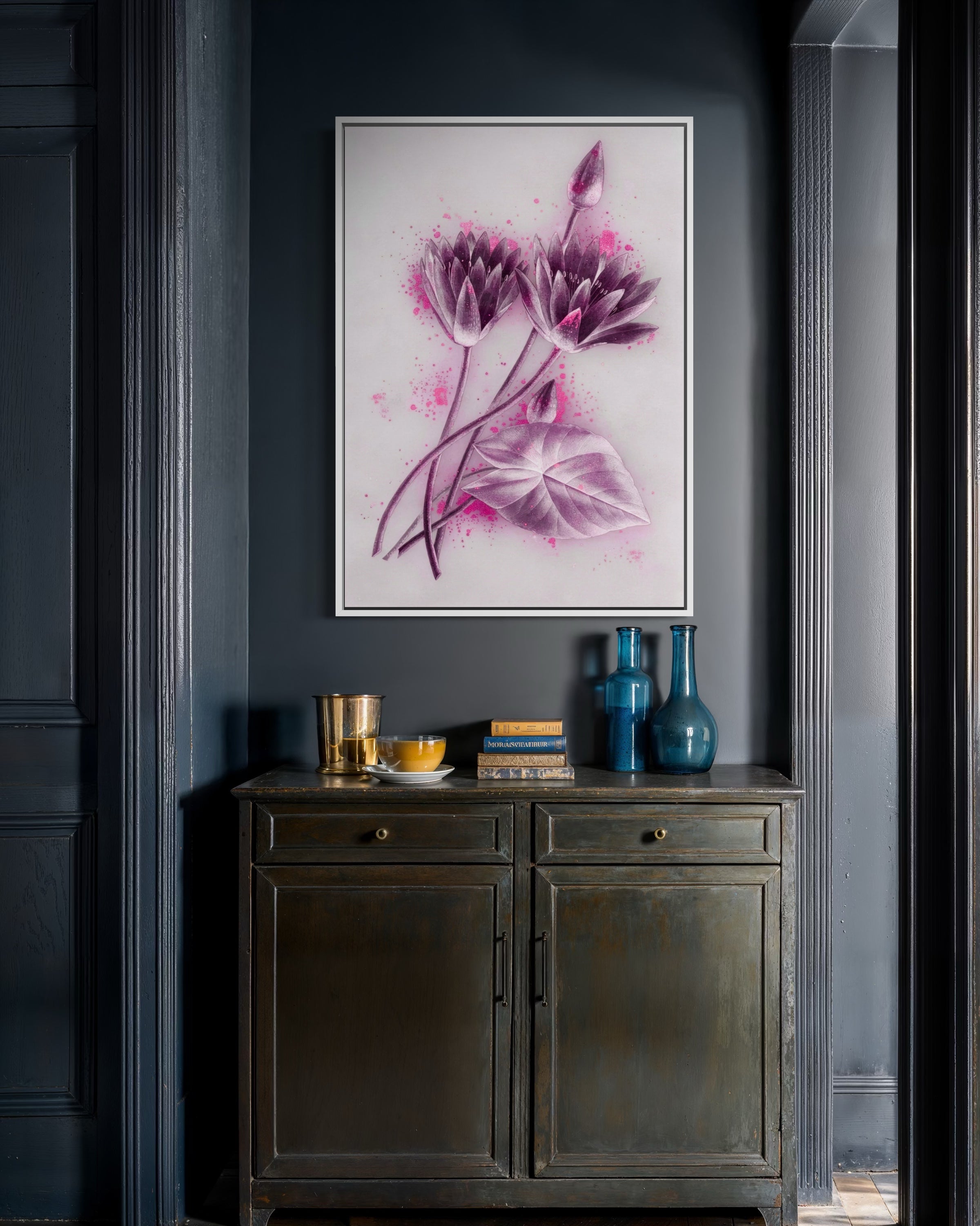 Duo di ninfee dorate: stampa incorniciata con fiori rosa e viola, telaio scuro