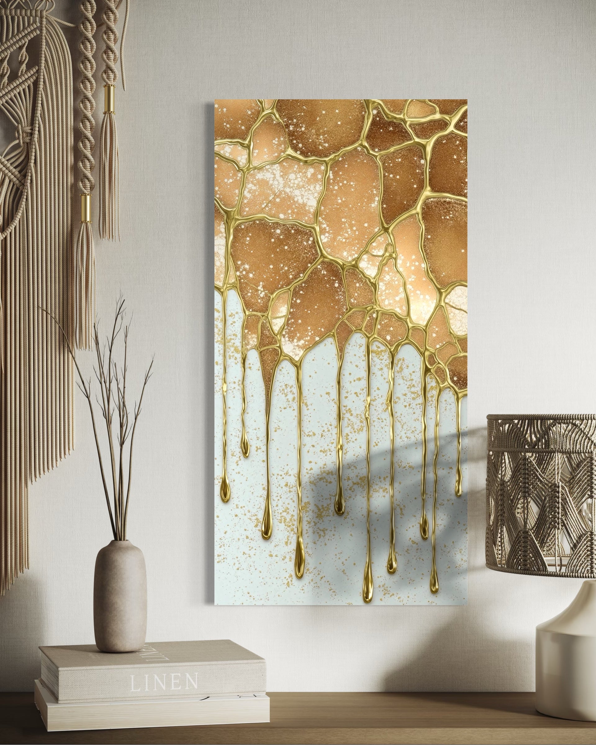 Oro Fuso Texture Fluida: stampa astratta con colature oro su fondo chiaro
