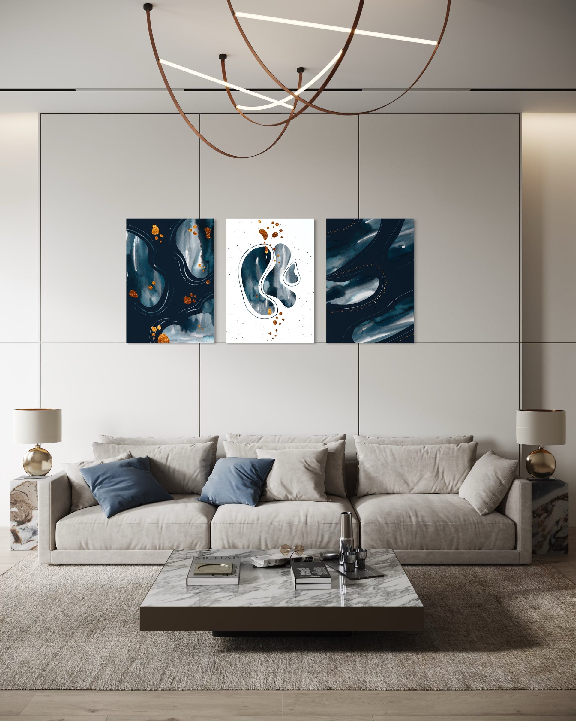 Tre quadri astratti su sfondo bianco: blu scuro e bianco con spruzzi arancioni