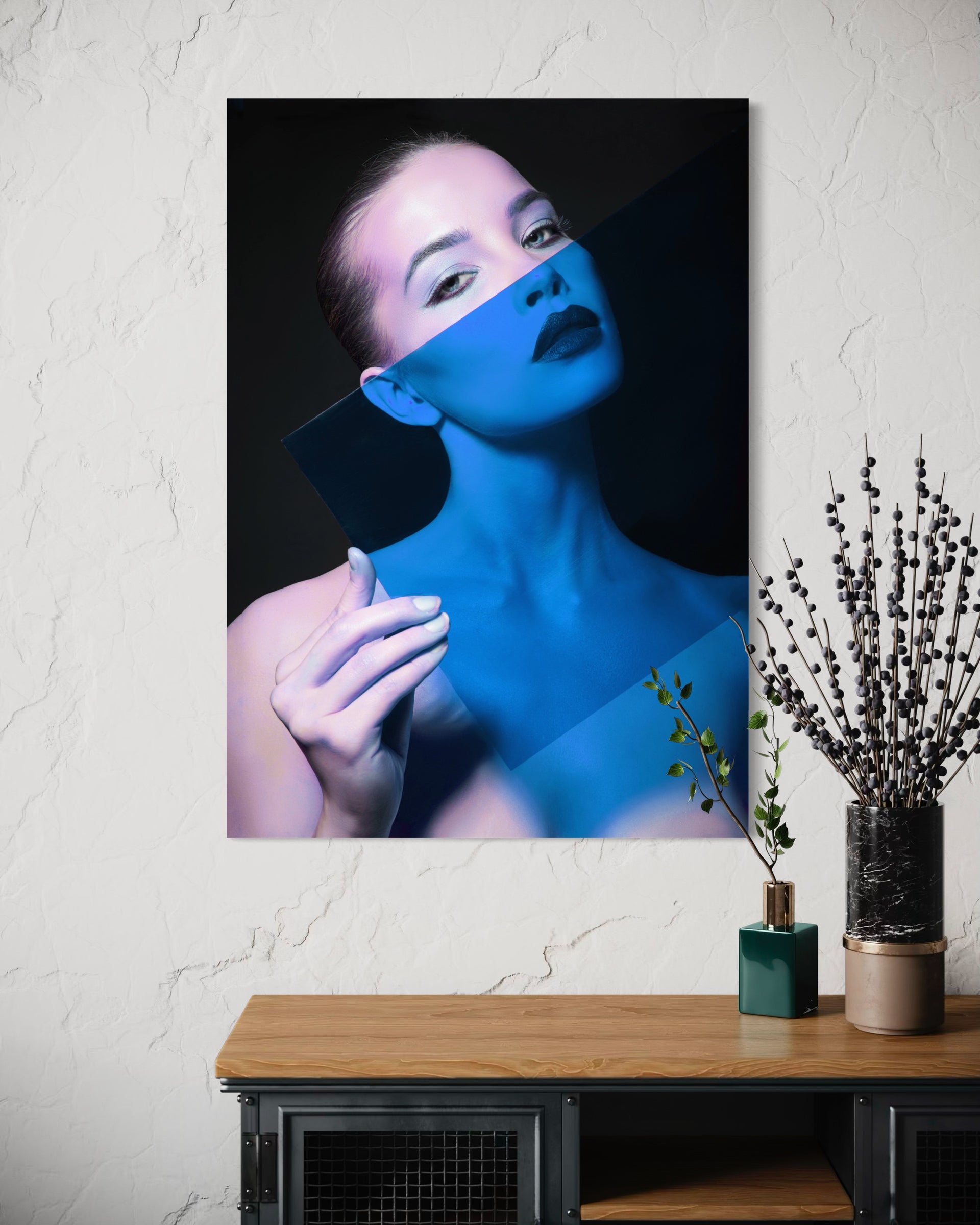 Stampa Rifrazione della Bellezza: volto con effetto blu, telaio nero