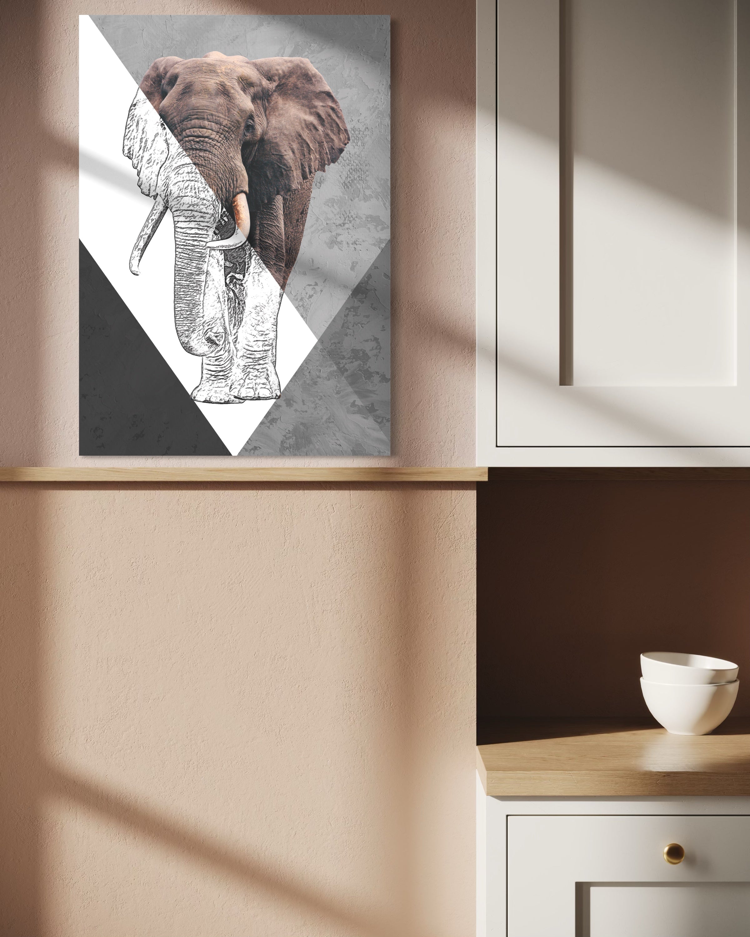 Quadro verticale con elefante grigio, cornice chiara, sagoma triangolare.