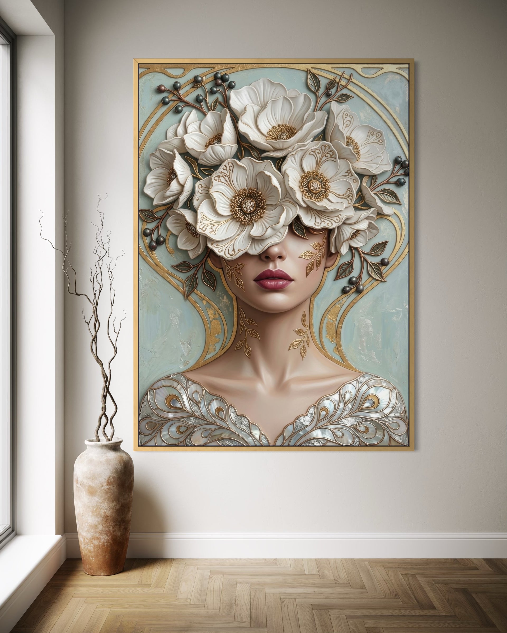 Fior di Perla con telaio oro, volto e fiori bianchi in cornice dorata.