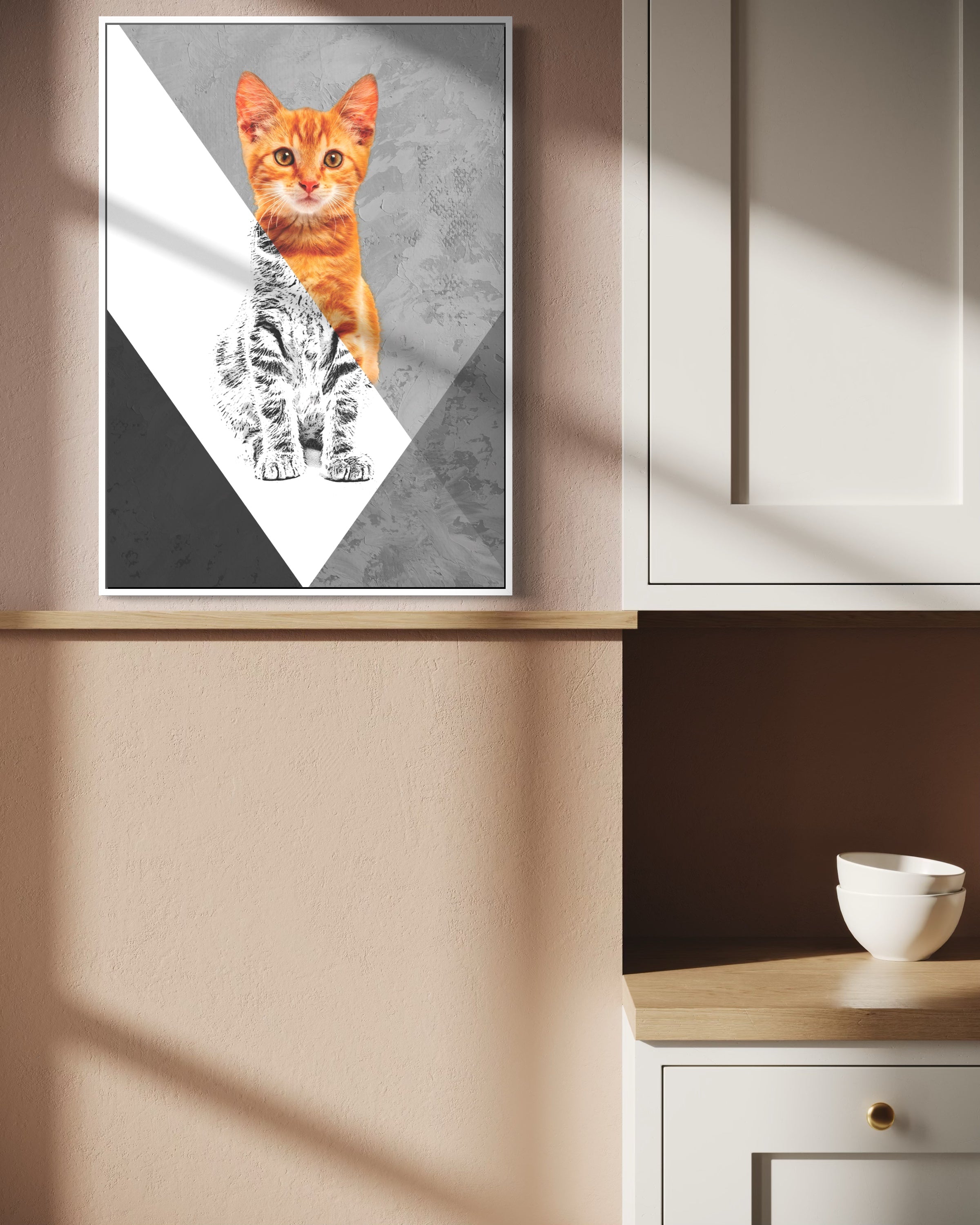 Quadro verticale con gatto arancione, sagome triangolari, cornice chiara.