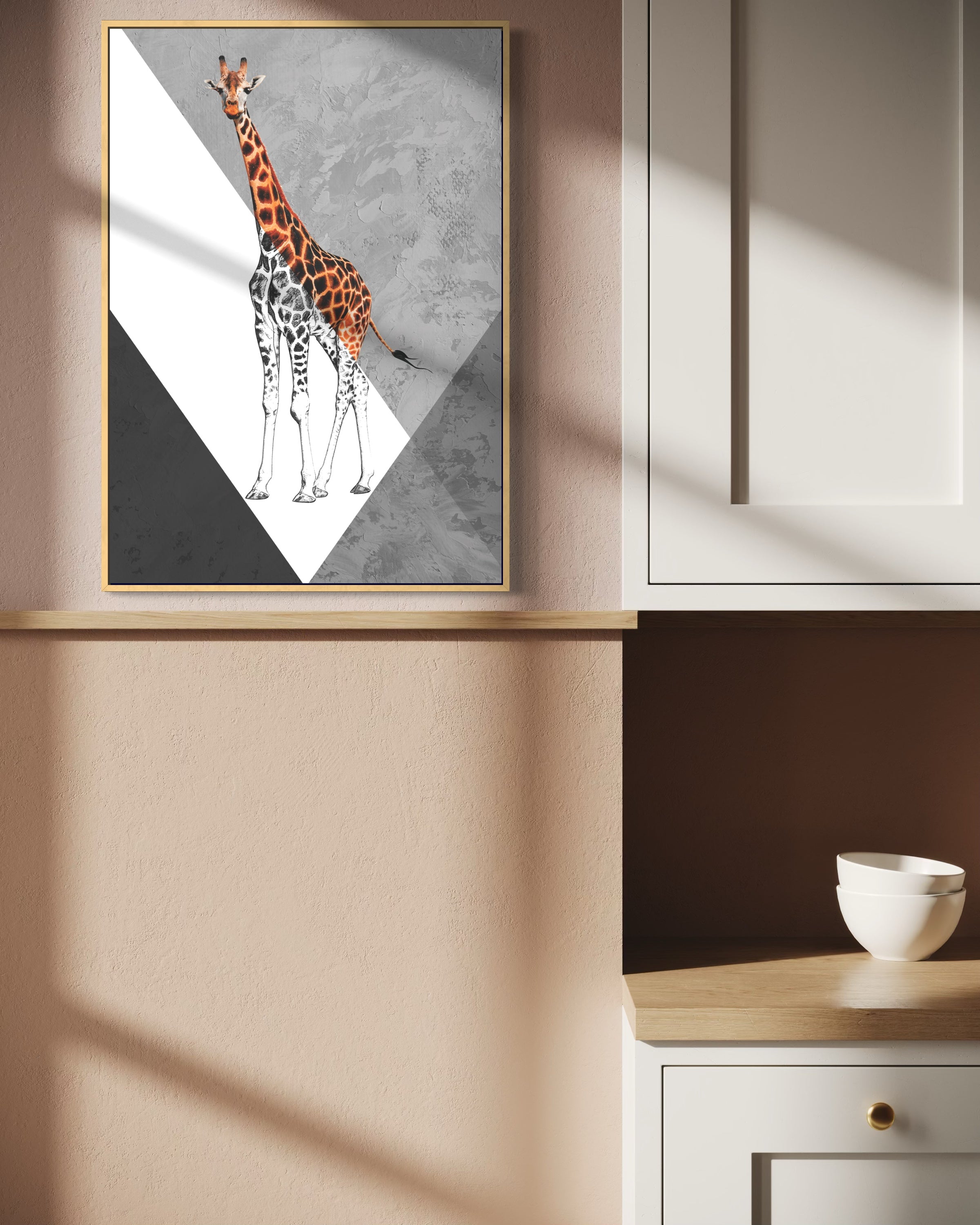 Quadro verticale con giraffa a macchie arancioni e bianche, cornice chiara, geometrico.
