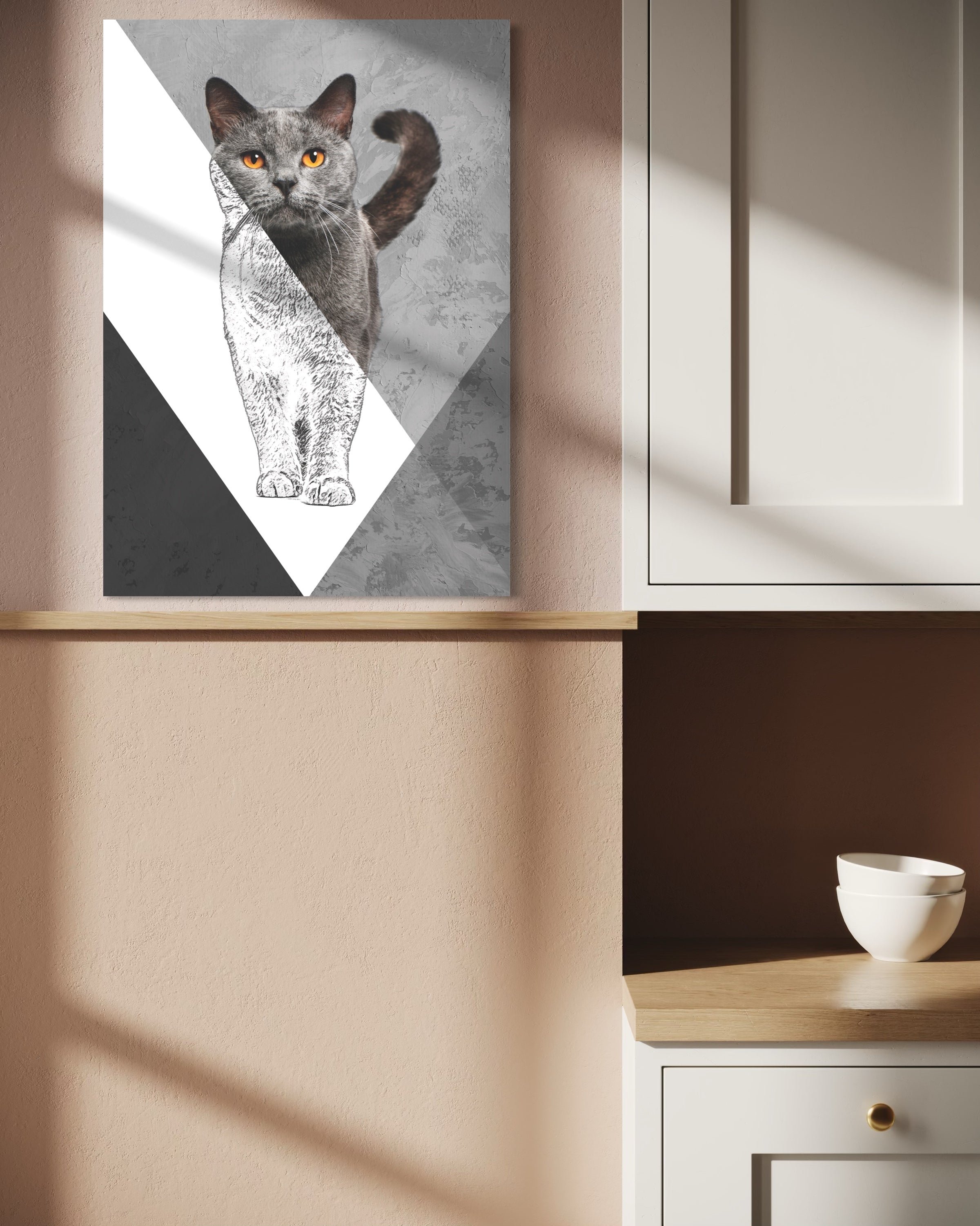 Quadro verticale con gatto grigio con occhi gialli, cornice chiara, geometrico.