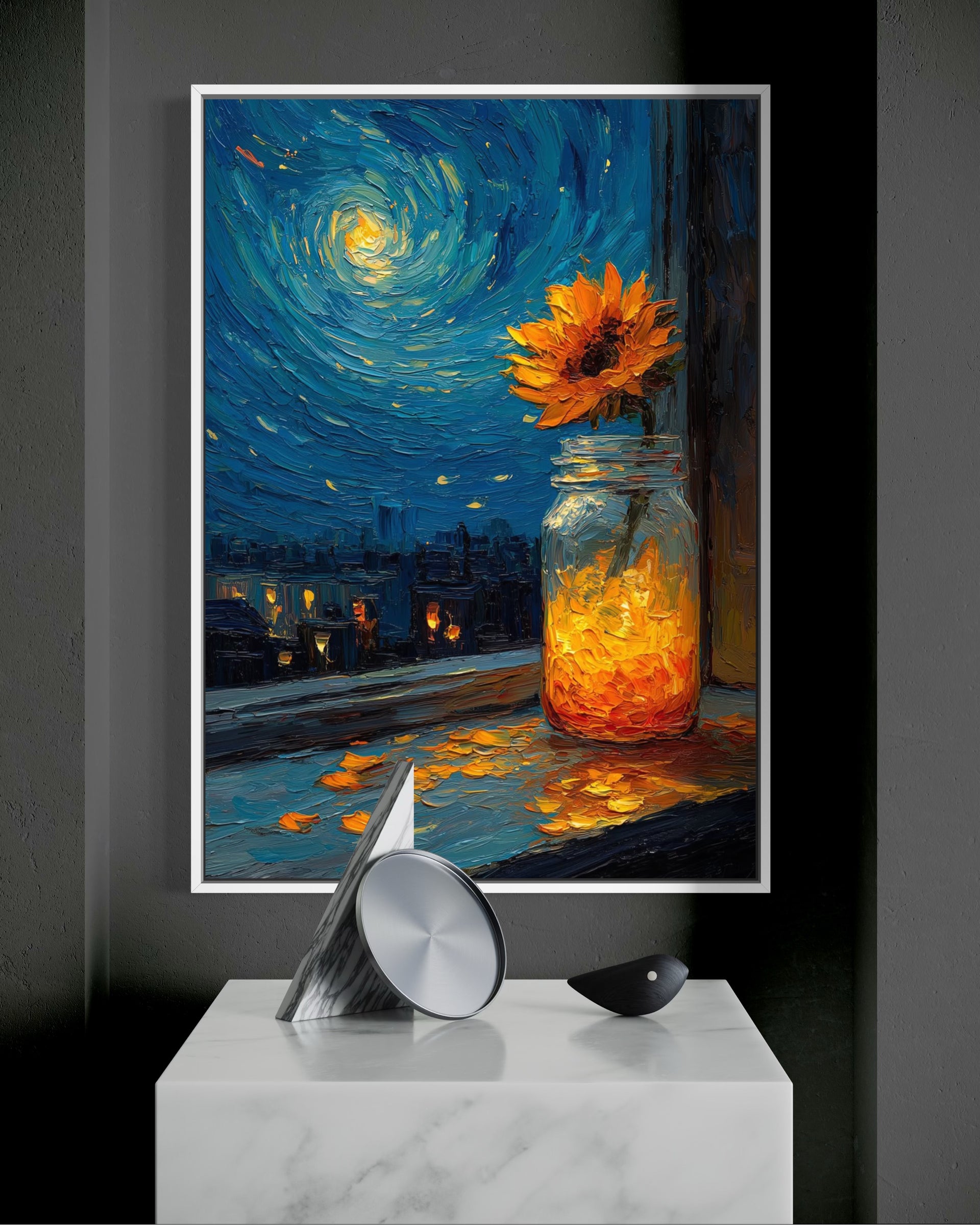 Girasole Notturno Magico: quadro con girasole arancione in vaso, città notturna, cornice bianca.