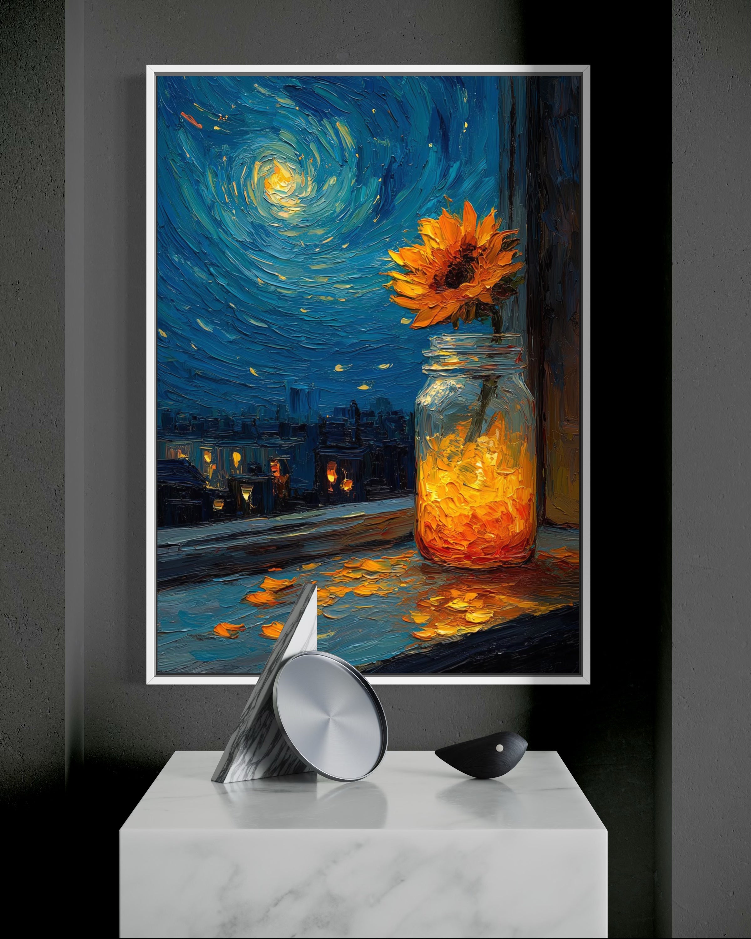 Girasole Notturno Magico: quadro con girasole arancione in vaso, città notturna, cornice bianca.