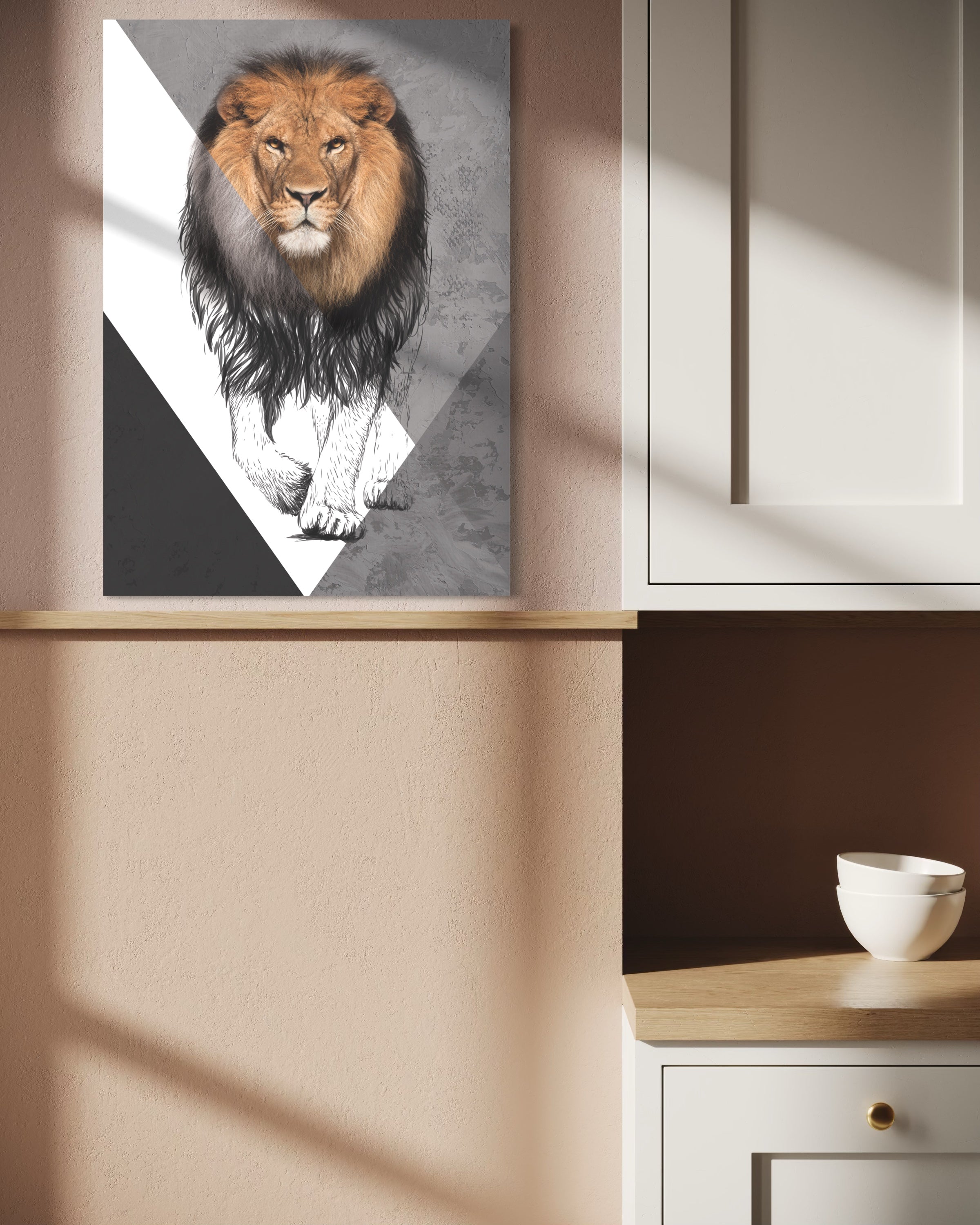 Quadro verticale con leone con criniera marrone, cornice chiara, geometrico triangolare.