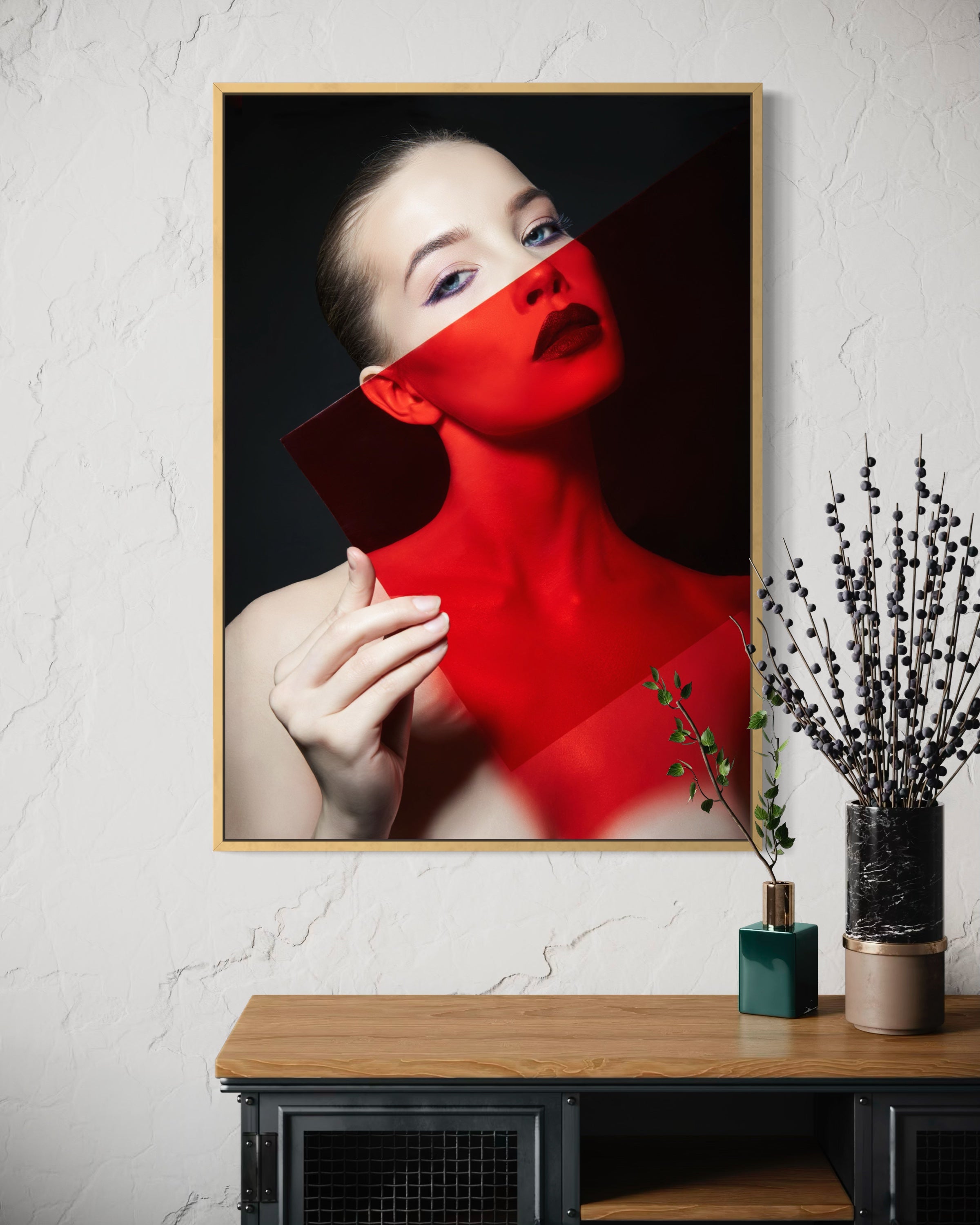 Stampa incorniciata con ritratto femminile: volto rosso, cornice dorata