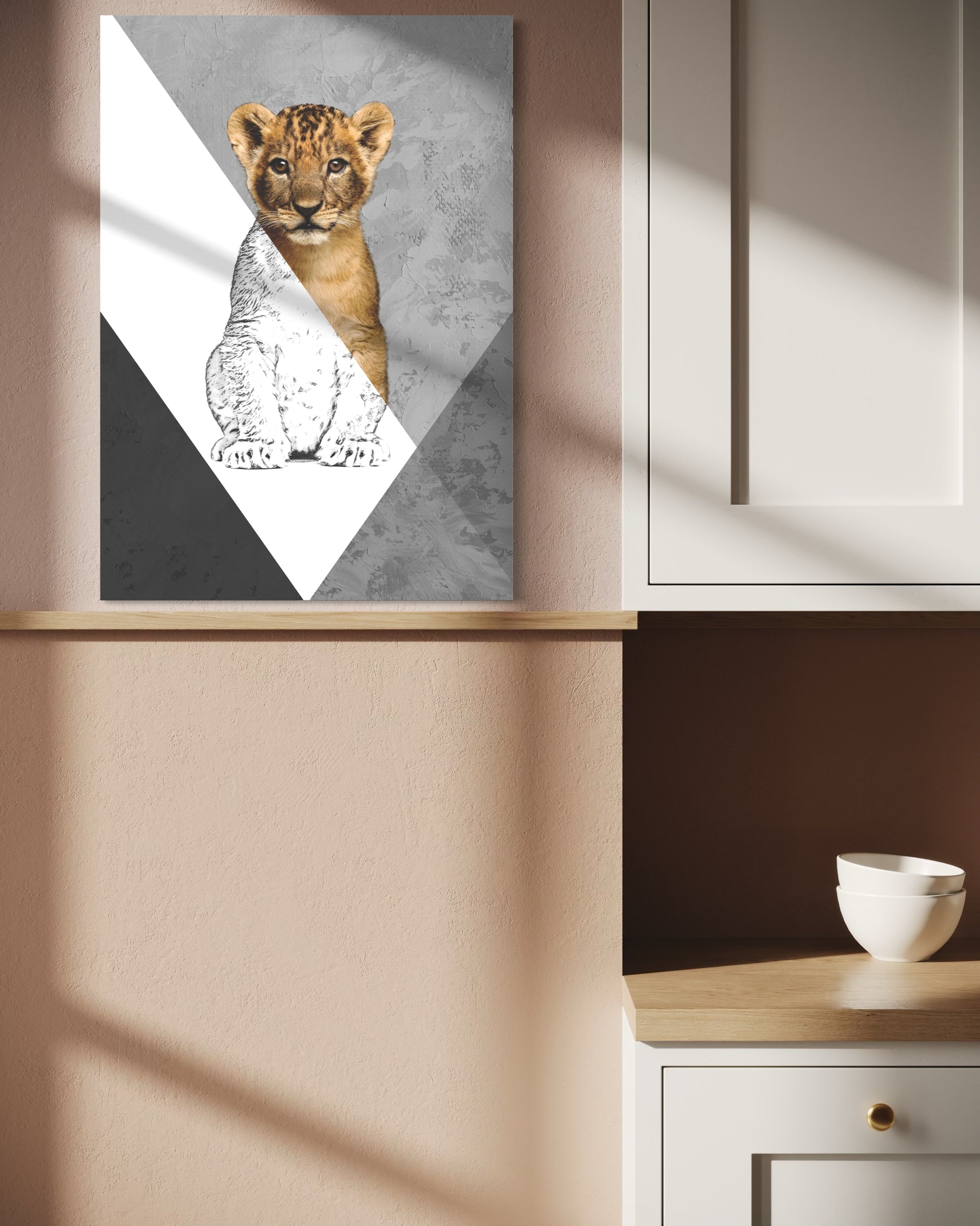 Quadro verticale con tigre arancione e marrone, cornice chiara, stile geometrico.