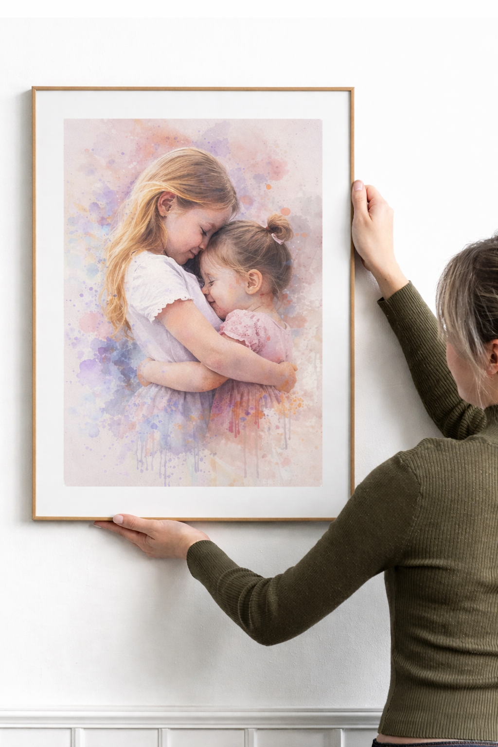 Quadro con cornice in legno: donna abbraccia bambina, pose affettuose.
