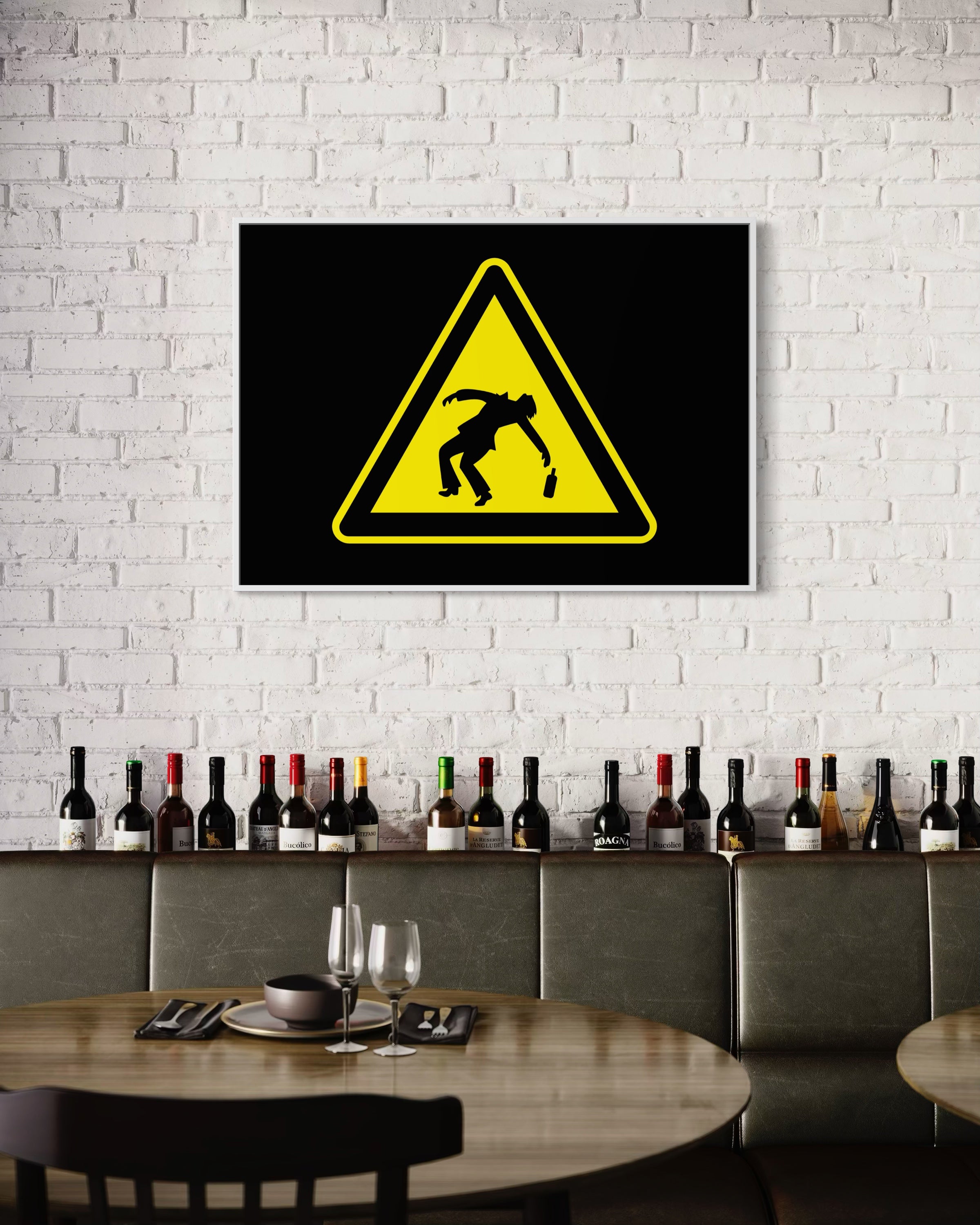 Attenzione Quadro con cornice nera e triangolo di avviso giallo su sfondo scuro.