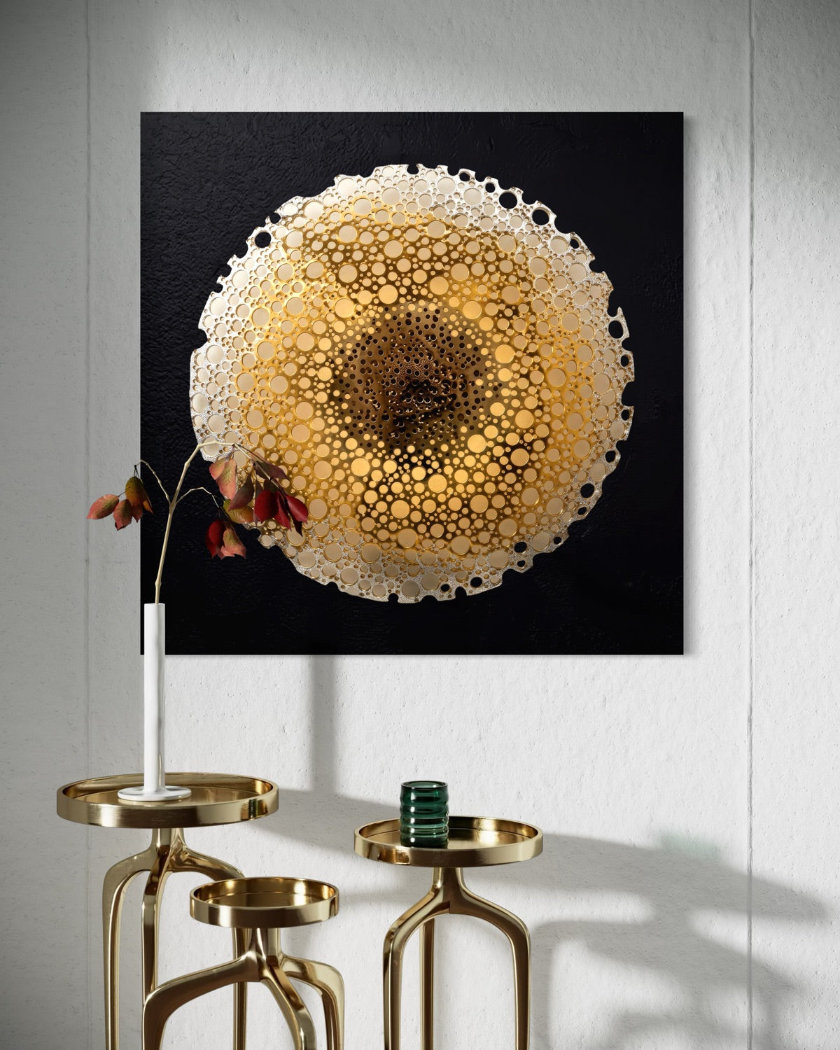 Quadro circolare decorativo con trama oro a punti e centro scuro, in cornice nera