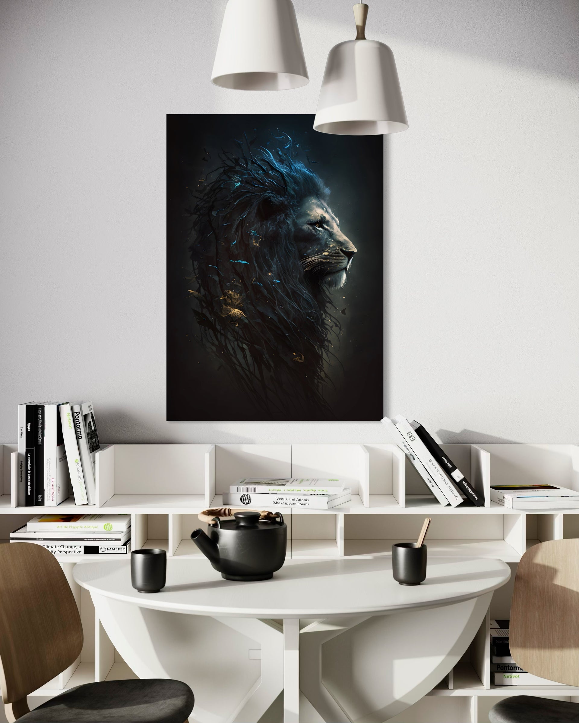 Leone Notturno: stampa verticale con volto di leone scuro e riflessi blu, su sfondo scuro.