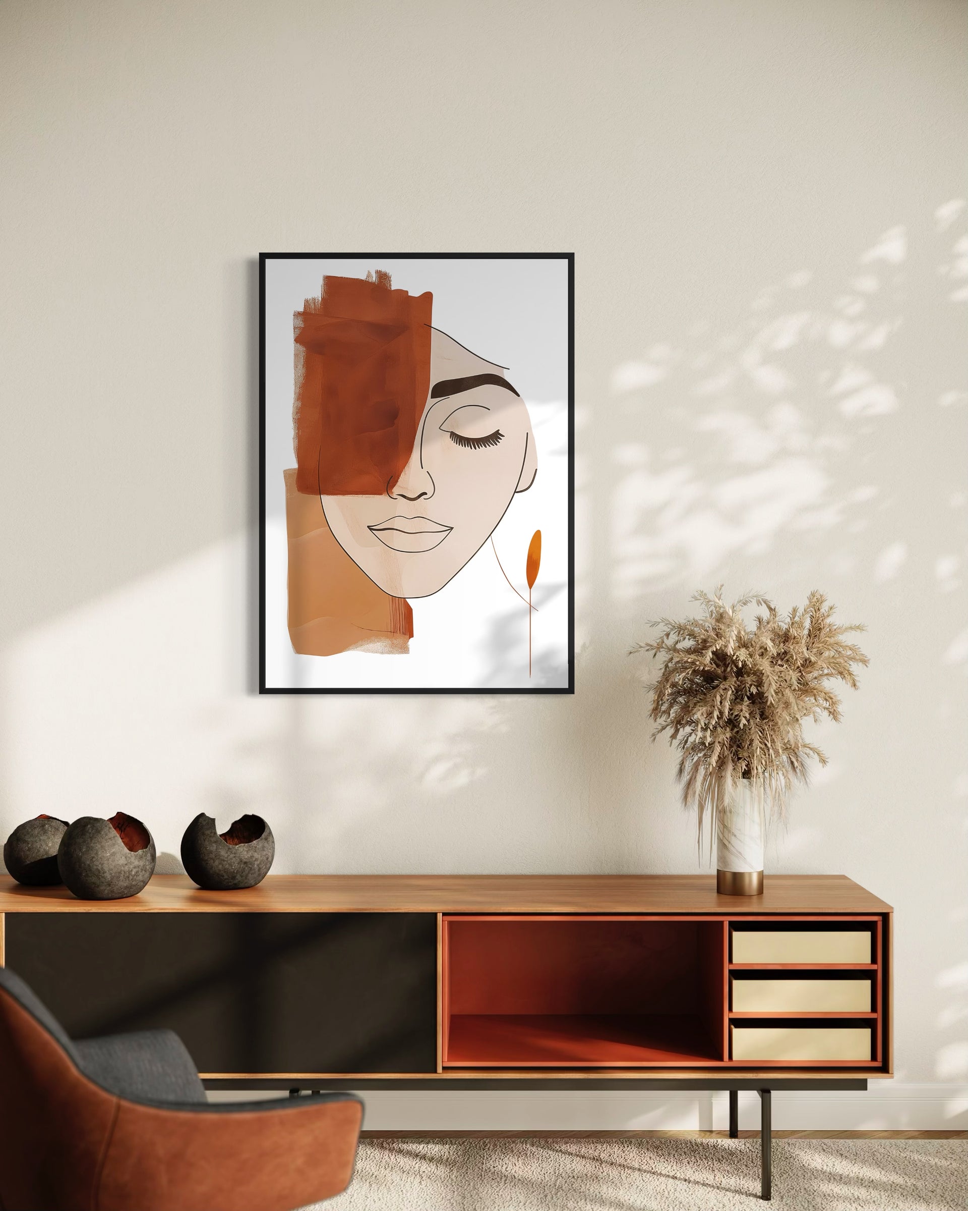 Quadro astratto con volto stilizzato e forme arancioni, cornice nera