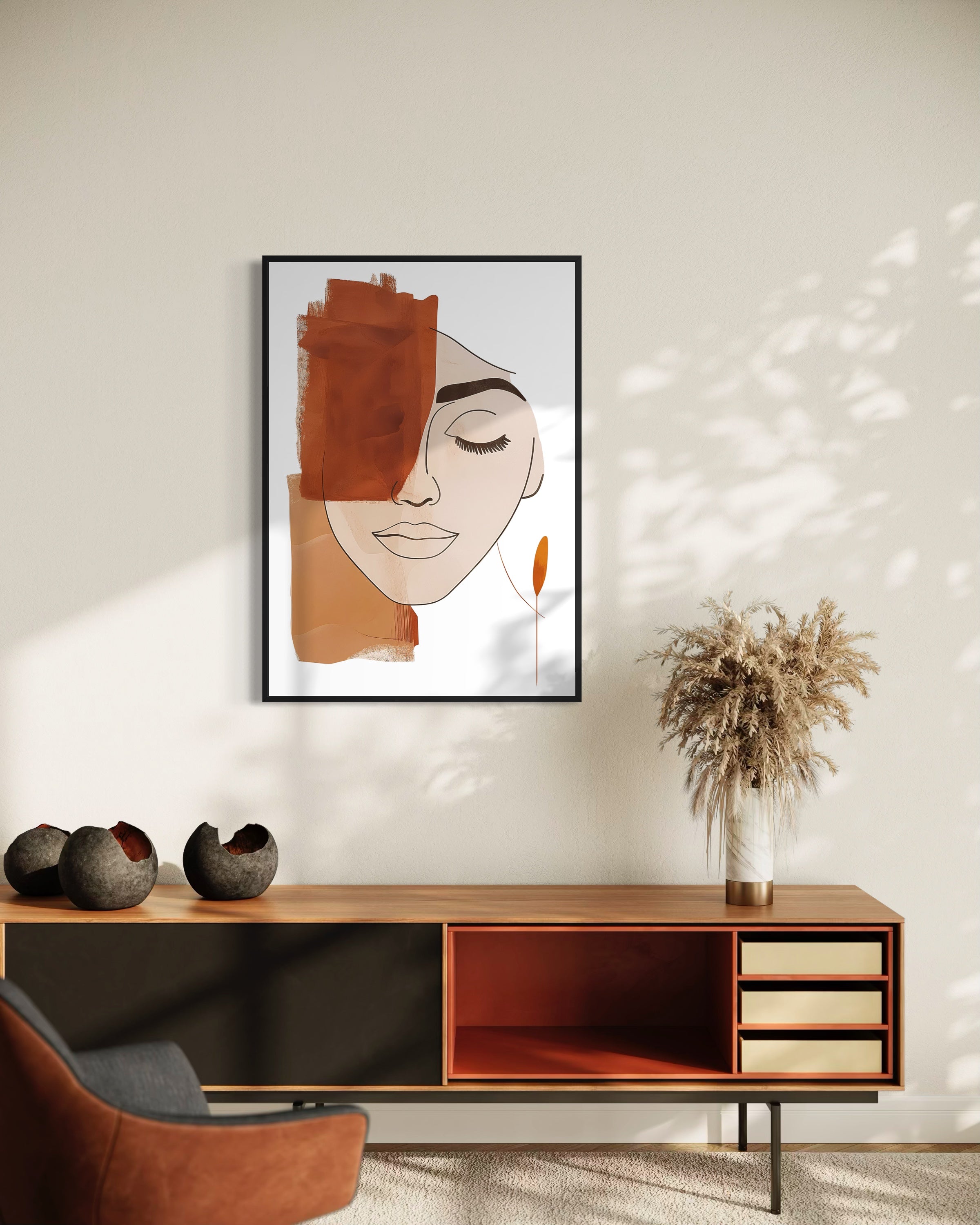 Quadro astratto con volto stilizzato e forme arancioni, cornice nera
